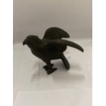 A VINTAGE BRONZE MODEL OF AN EAGLE, HEIGHT 7.5CM