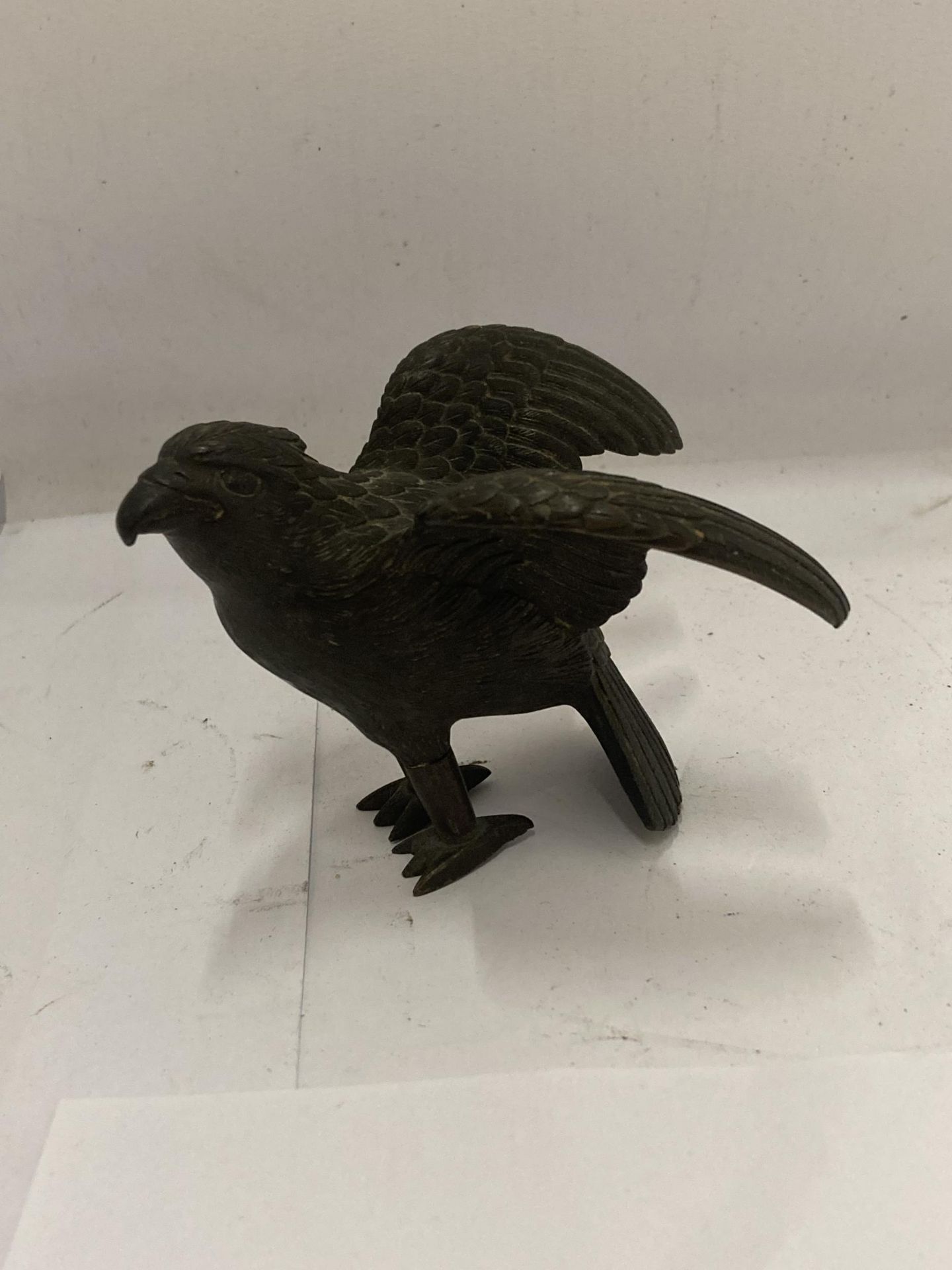 A VINTAGE BRONZE MODEL OF AN EAGLE, HEIGHT 7.5CM