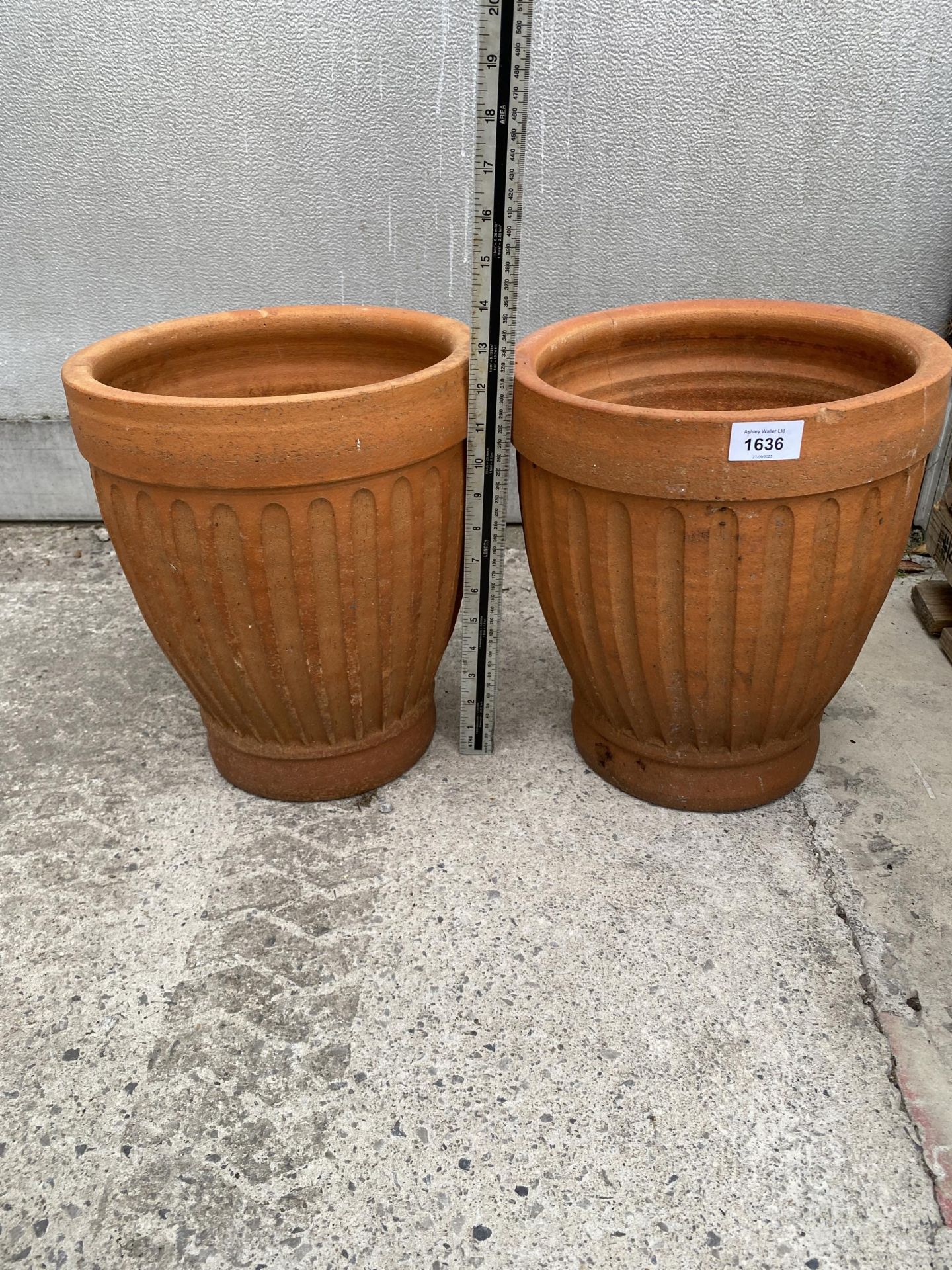 A MATCHING PAIR OF DECORATIVE TERACOTTA PLANT POTS (H:32CM)