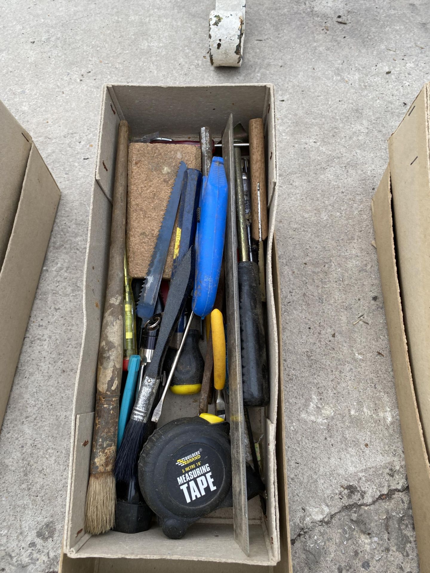 AN ASSORTMENT OF TOOLS AND HARDWARE TO INCLUDE BRACKETS, MEASURING TAPE AND SAW BLADES ETC - Image 2 of 3