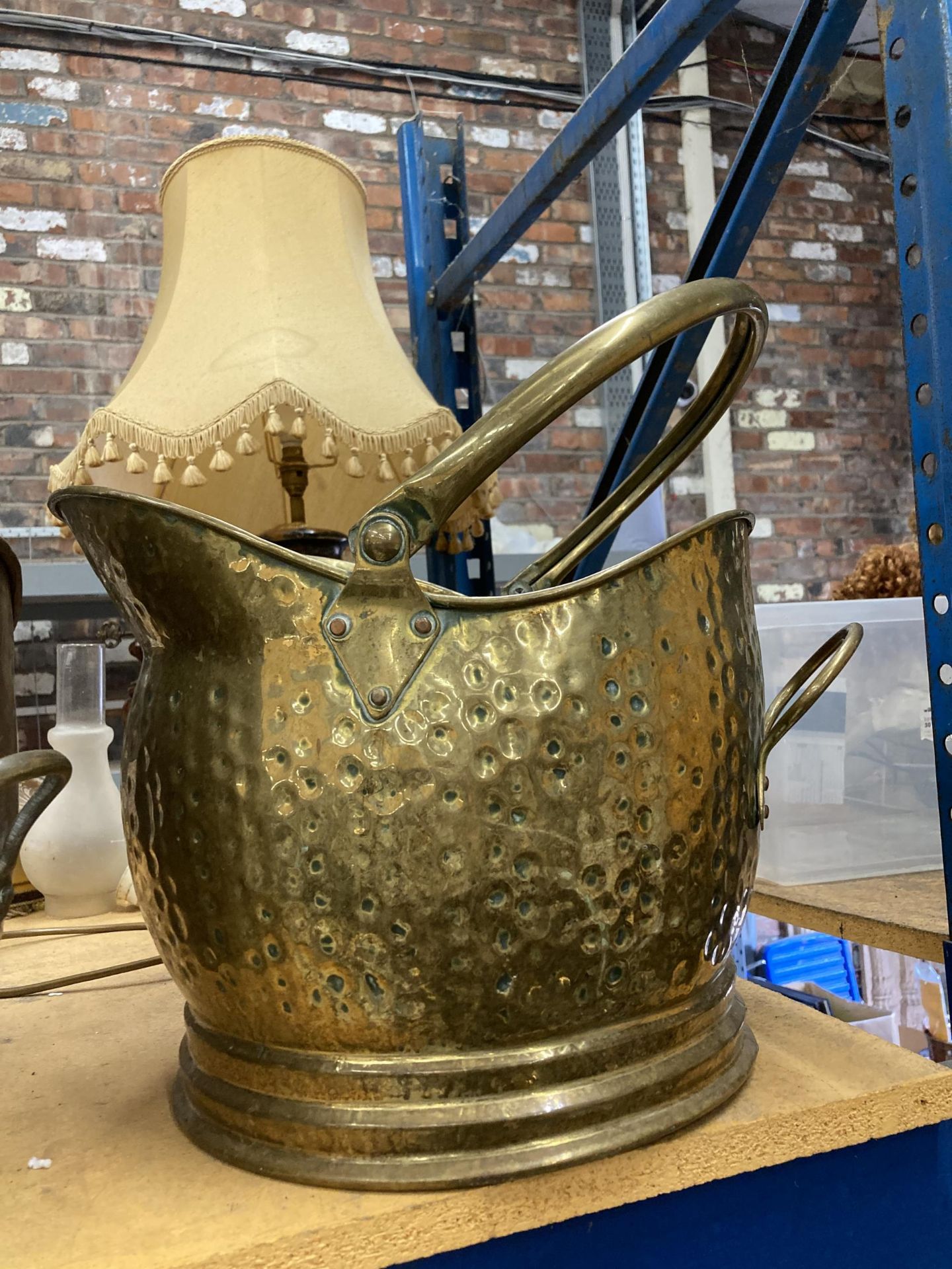 TWO VINTAGE HELMET COAL SCUTTLES, ONE BEING HAMMERED BRASS, THE OTHER COPPER AND BRASS - Image 5 of 6