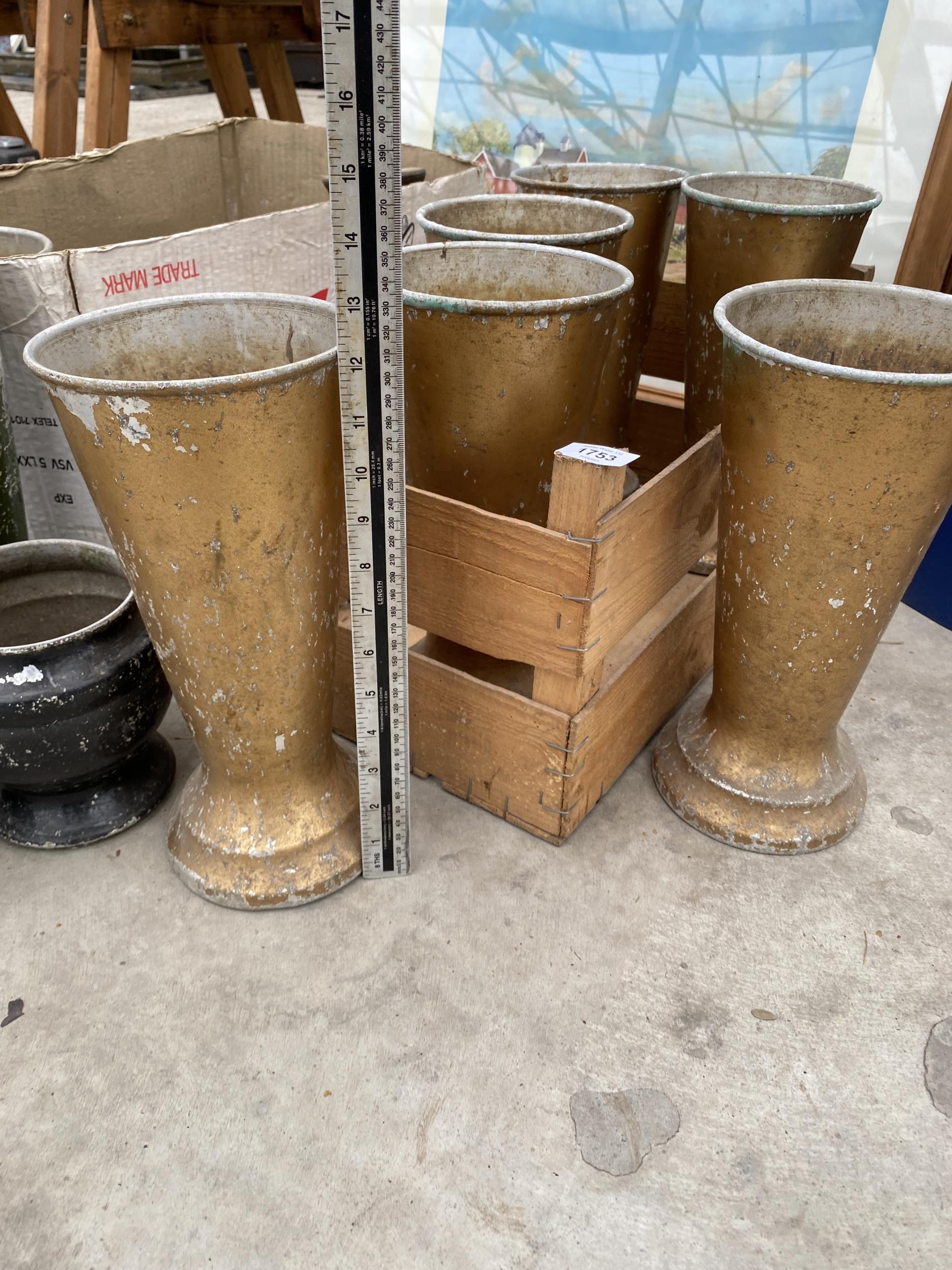 AN ASSORTMENT OF DECORATIVE METAL VASES AND PLANT POTS - Image 2 of 4