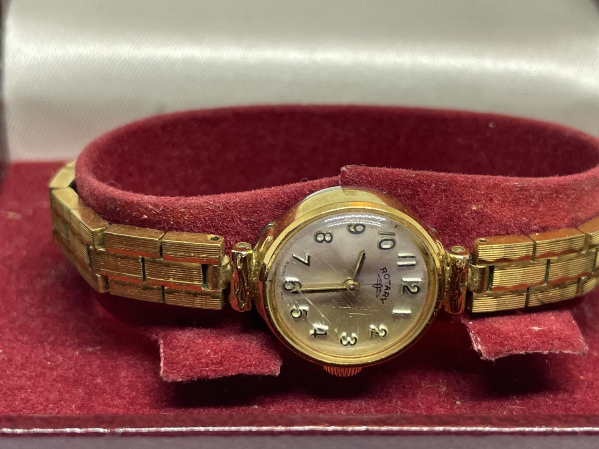 A ROTARY MECHANICAL WRIST WATCH IN A PRESENTATION BOX SEEN WORKING BUT NO WARRANTY - Image 2 of 3