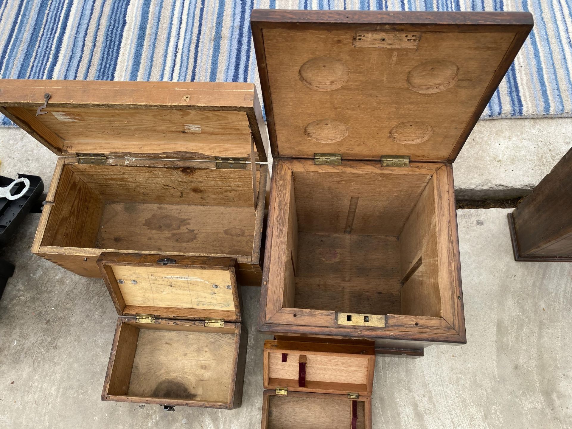 AN ASSORTMENT OF VINTAGE WOODEN STORAGE BOXES - Image 3 of 3