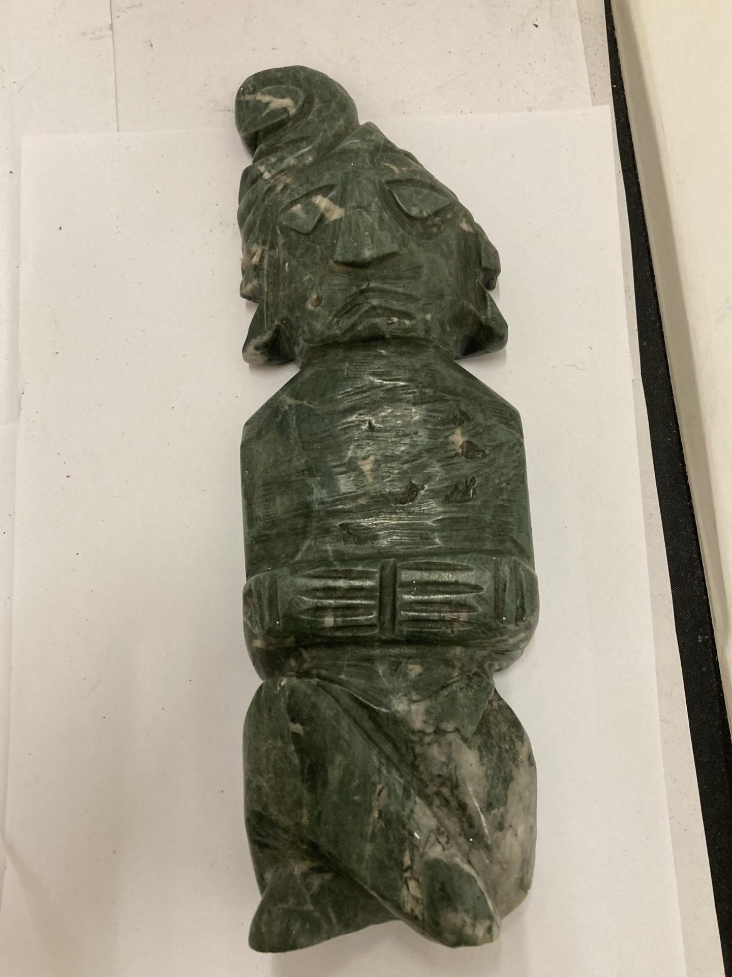 A PAIR OF MALACHITE TYPE STONE FIGURES - Bild 3 aus 5