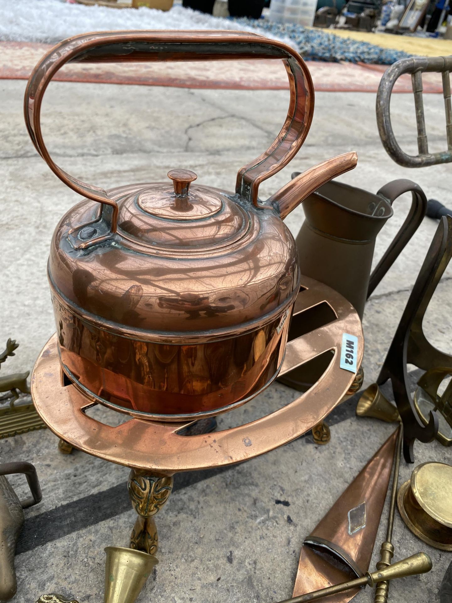 AN ASSORTMENT OF BRASS AND COPPER ITEMS TO INCLUDE A KETTLE AND TRIVET, CANONS AND JUGS ETC - Bild 4 aus 4