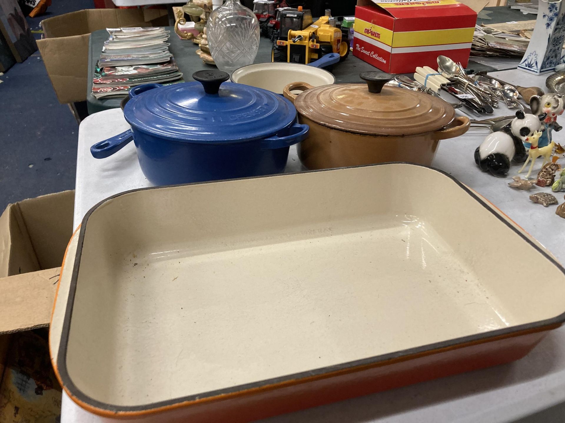 FIVE PIECES OF LE CREUSET COOKWARE TO INCLUDE LIDDED CASSEROLE DISHES, A FLAN DISH AND PANS - Image 3 of 3