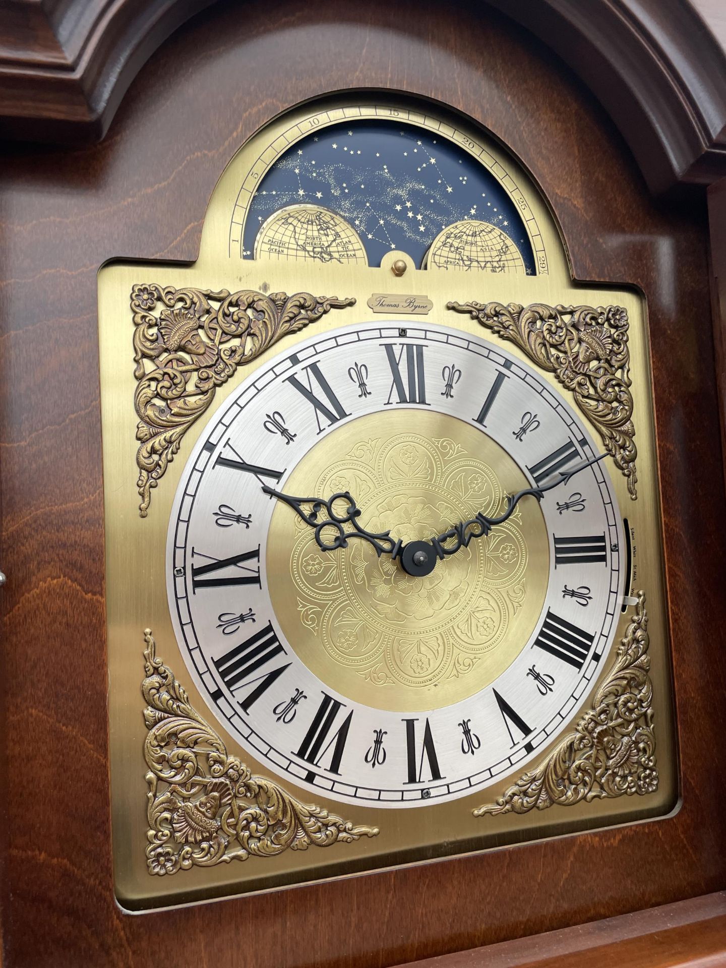 A MODERN MAHOGANY AND CROSSBANDED LONGCASE CLOCK WITH GLASS DOOR, TRIPLE WEIGHTS AND BRASS FACE - Image 4 of 5