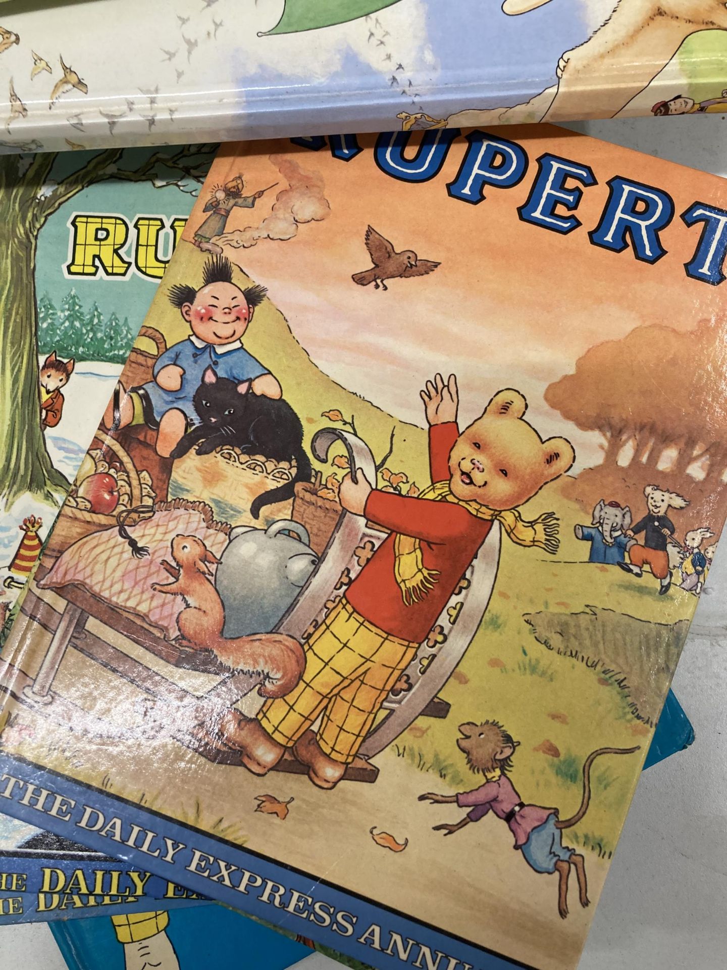 A GROUP OF VINTAGE RUPERT ANNUALS - Image 6 of 7