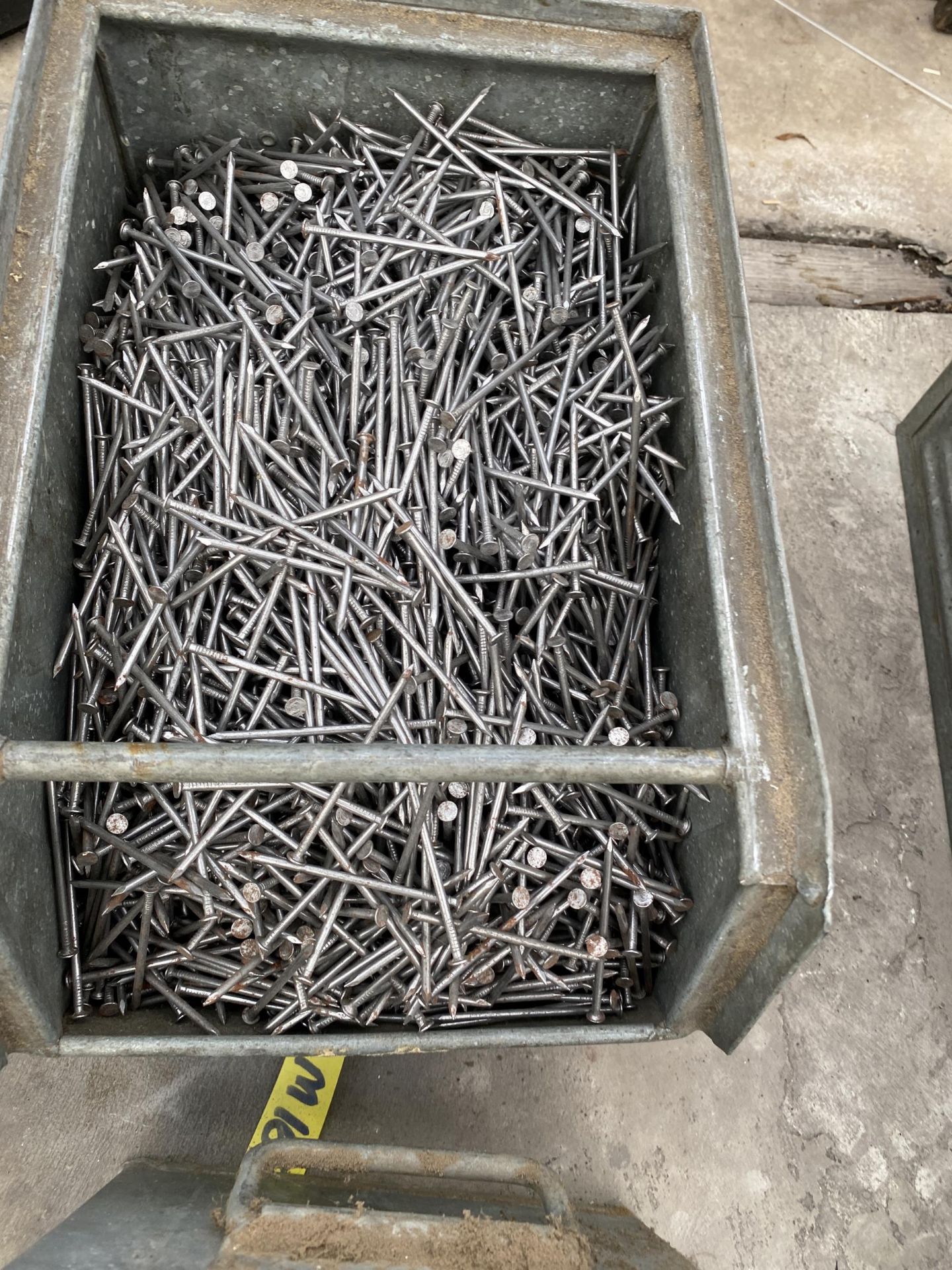 A LARGE ASSORTMENT OF VARIOUS NAILS - Bild 2 aus 3