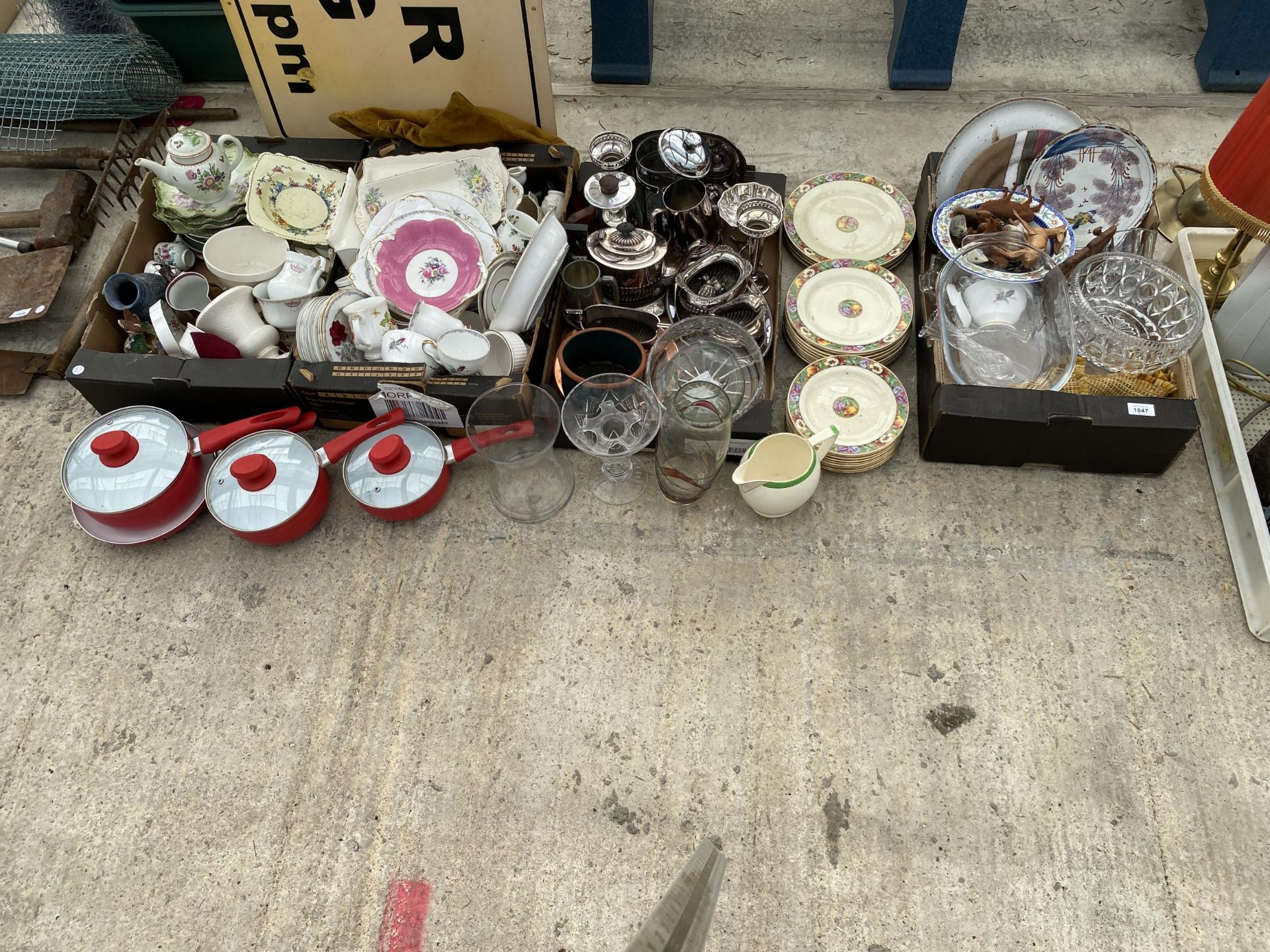 AN ASSORTMENT OF HOUSEHOLD CLEARANCE ITEMS TO INCLUDE CERAMICS, GLASS WARE AND SILVER PLATE ITEMS