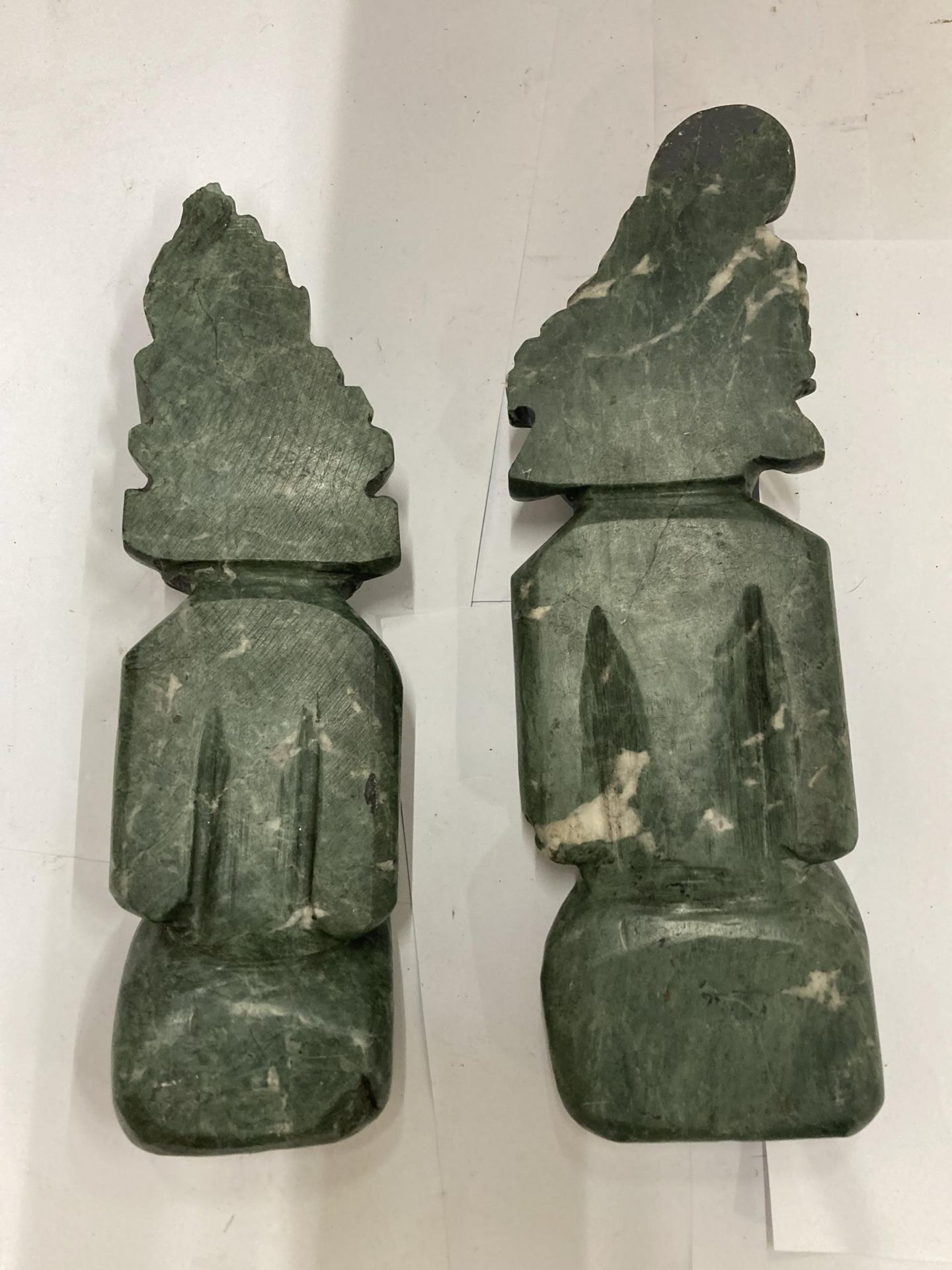 A PAIR OF MALACHITE TYPE STONE FIGURES - Bild 5 aus 5