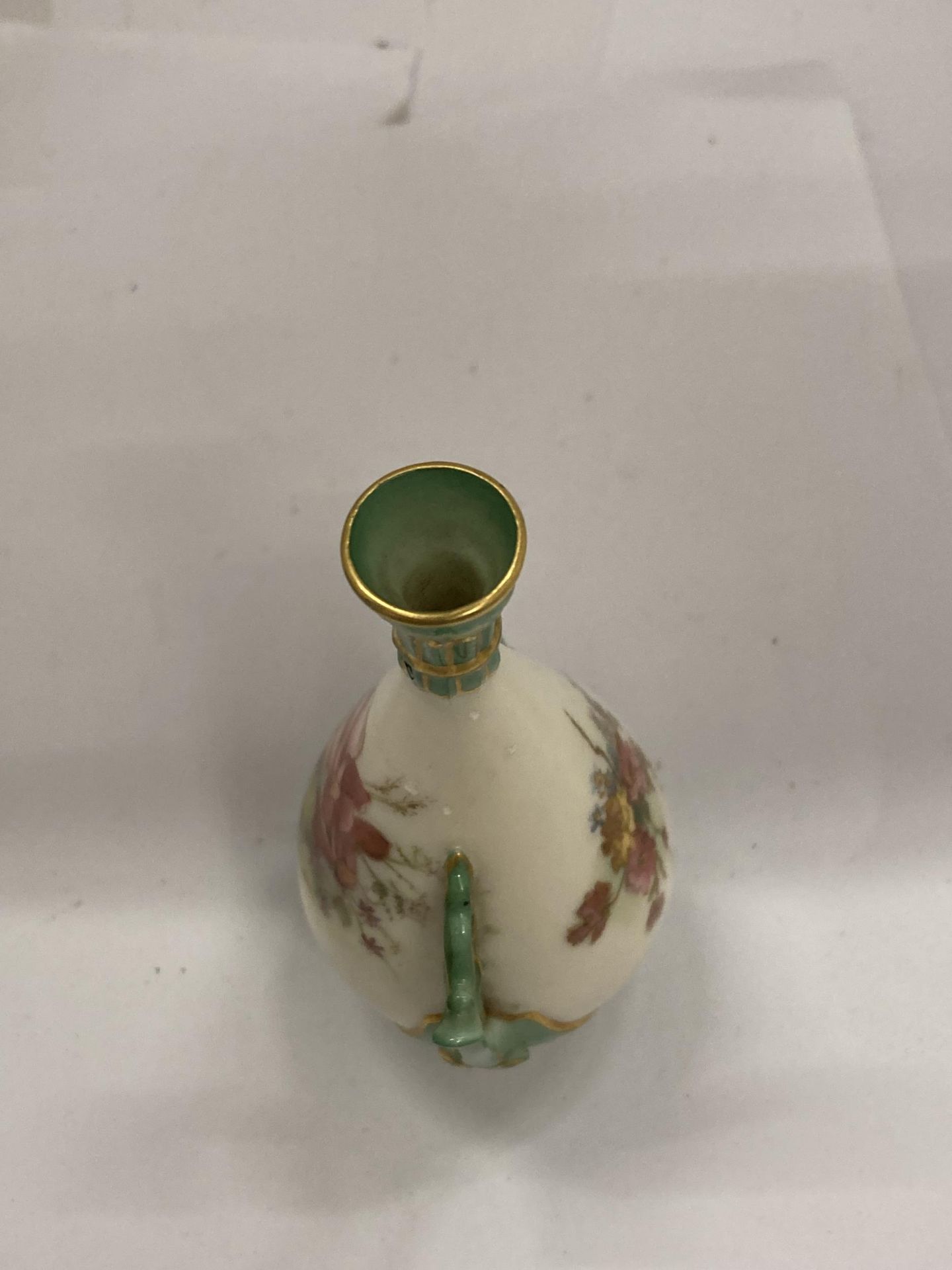AN ANTIQUE ROYAL WORCESTER HAND PAINTED VASE WITH FLORAL DESIGN - Image 3 of 4