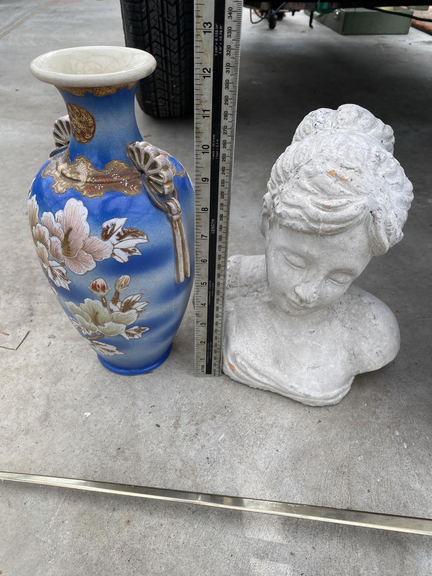 AN ASSORTMENT OF ITEMS TO INCLUDE A SATSUMA VASE, A FEMALE BUST AND A CLOCK ETC - Image 4 of 6