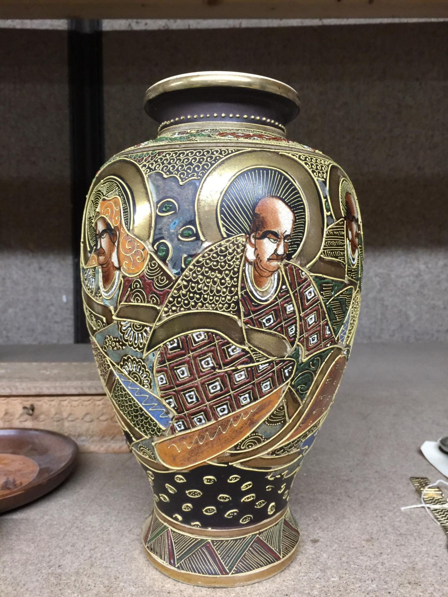 A TALL JAPANESE VASE WITH MARKS TO THE BASE, HEIGHT 30CM