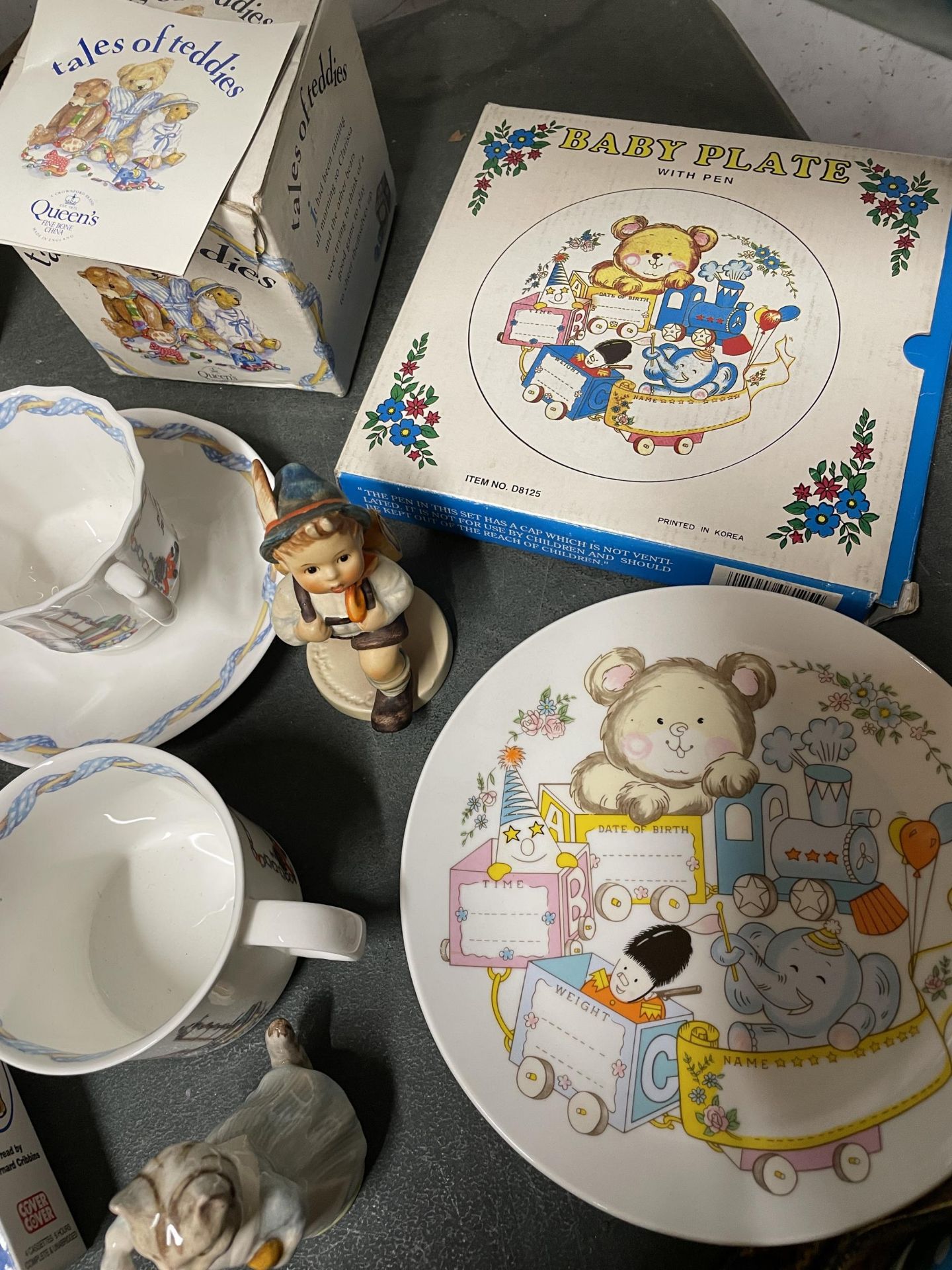 A QUANTITY OF CHILDREN'S ITEMS TO INCLUDE A 'QUEEN'S TALES OF TEDDIES' CERAMIC SET, WINNIE THE - Image 3 of 5