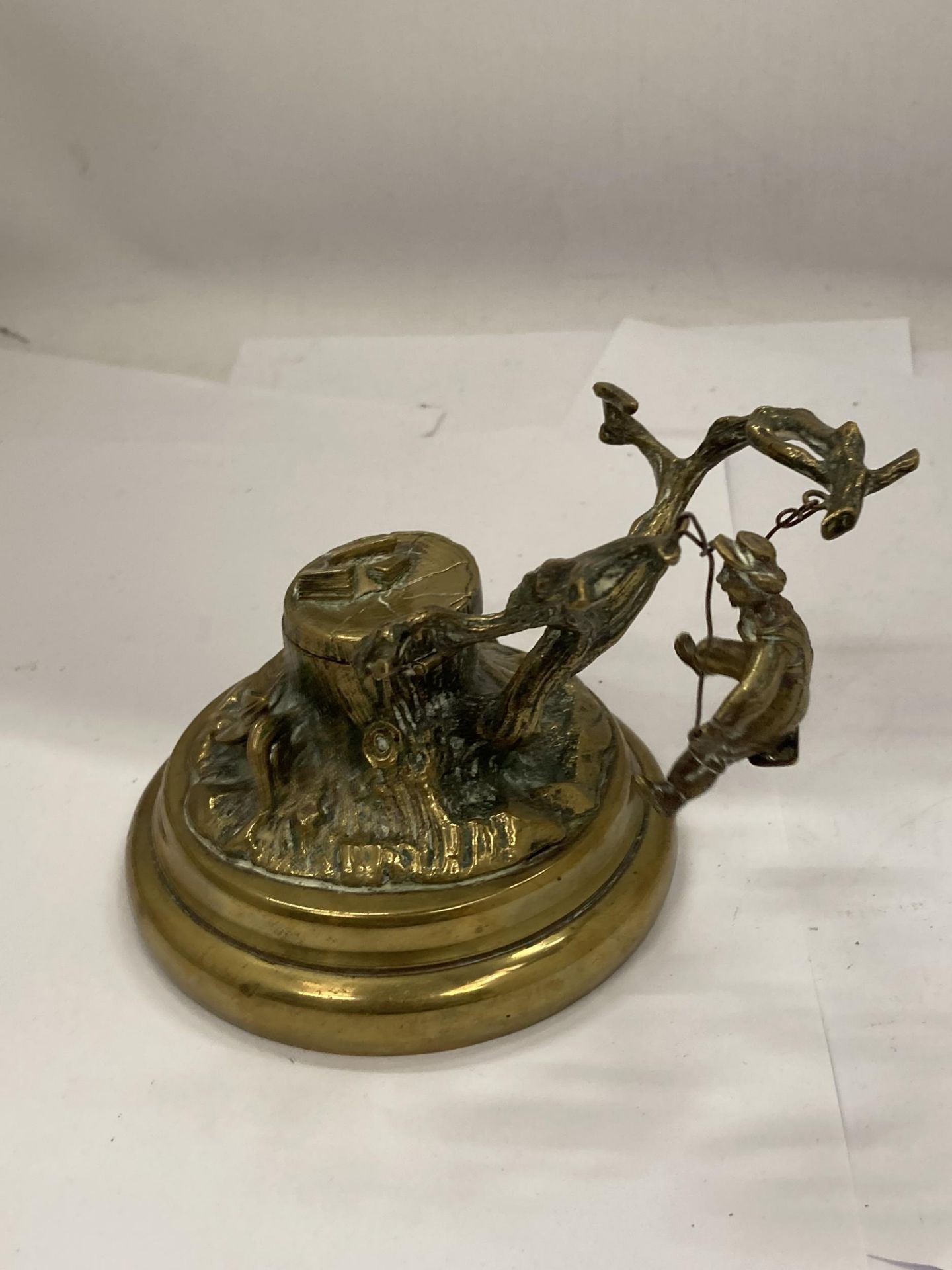 A VINTAGE NOVELTY BRASS INKWELL WITH A SINGING BOY IN A TREE - Image 2 of 4