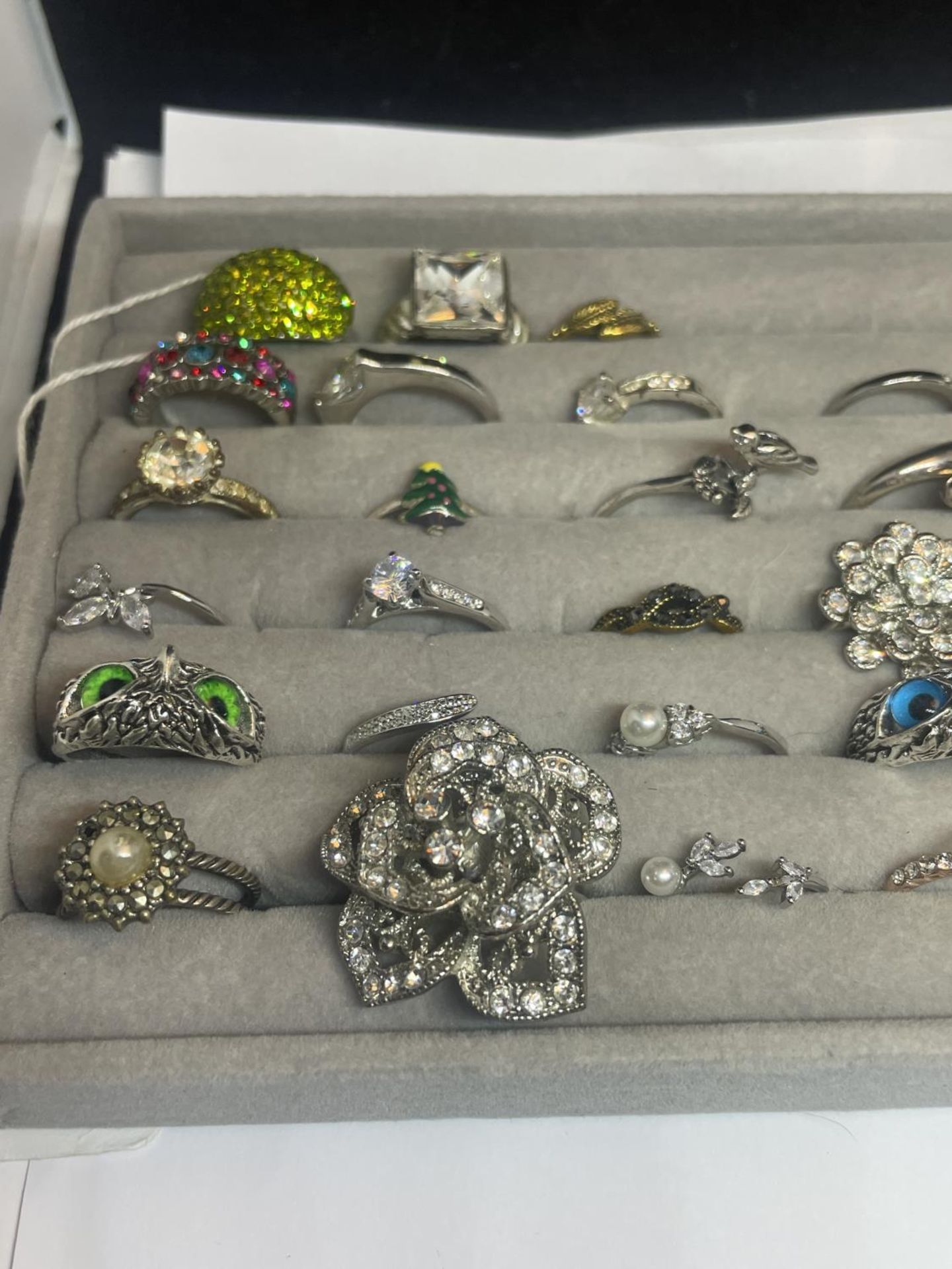 FORTY VARIOUS DRESS RINGS SOME SILVER IN A PRESENTATION TRAY - Image 3 of 4