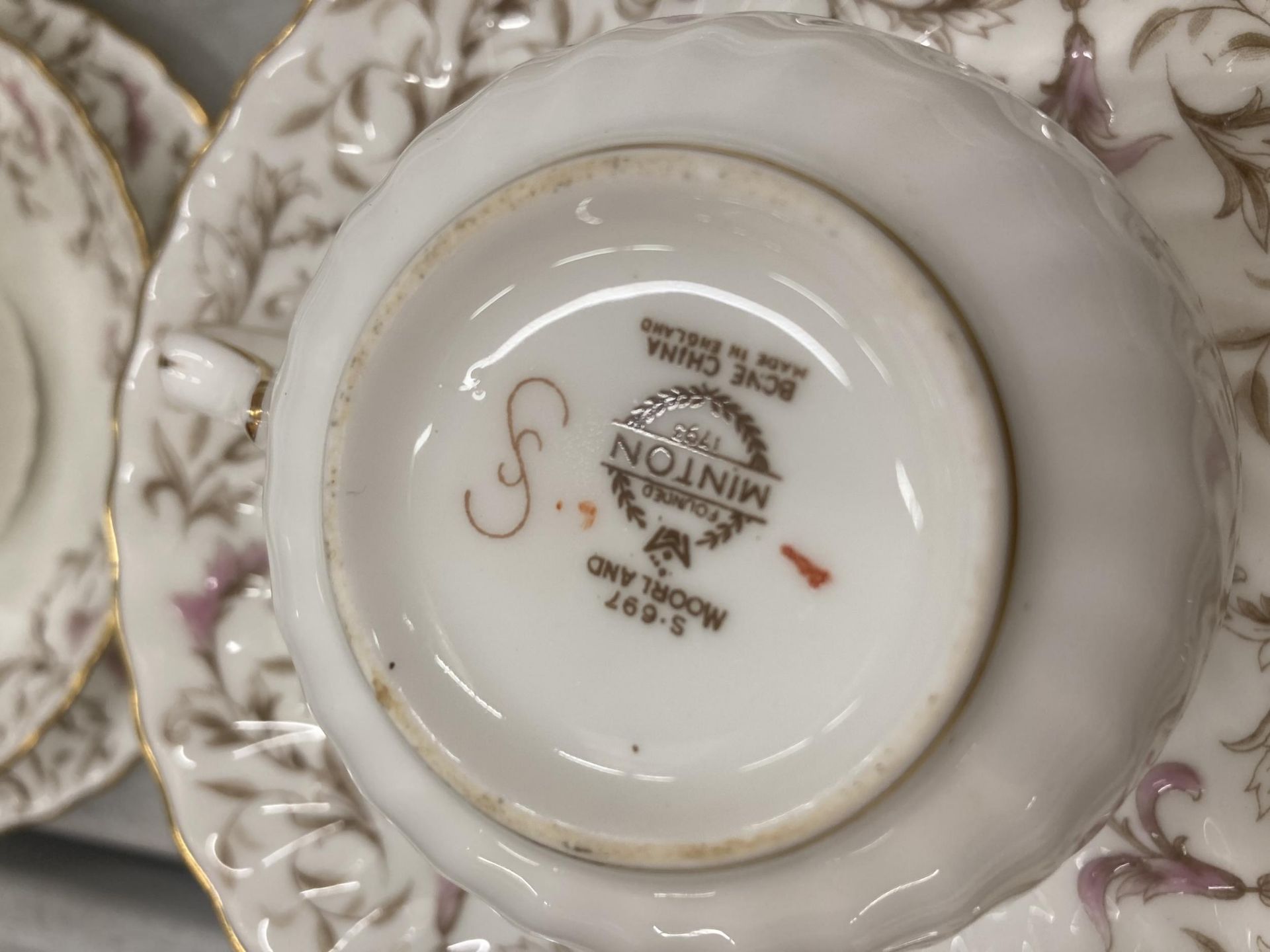 A LARGE MINTON MOORLAND PART DINNER SERVICE, VEGETABLE TUREEN, MEAT PLATES ETC - Image 4 of 5