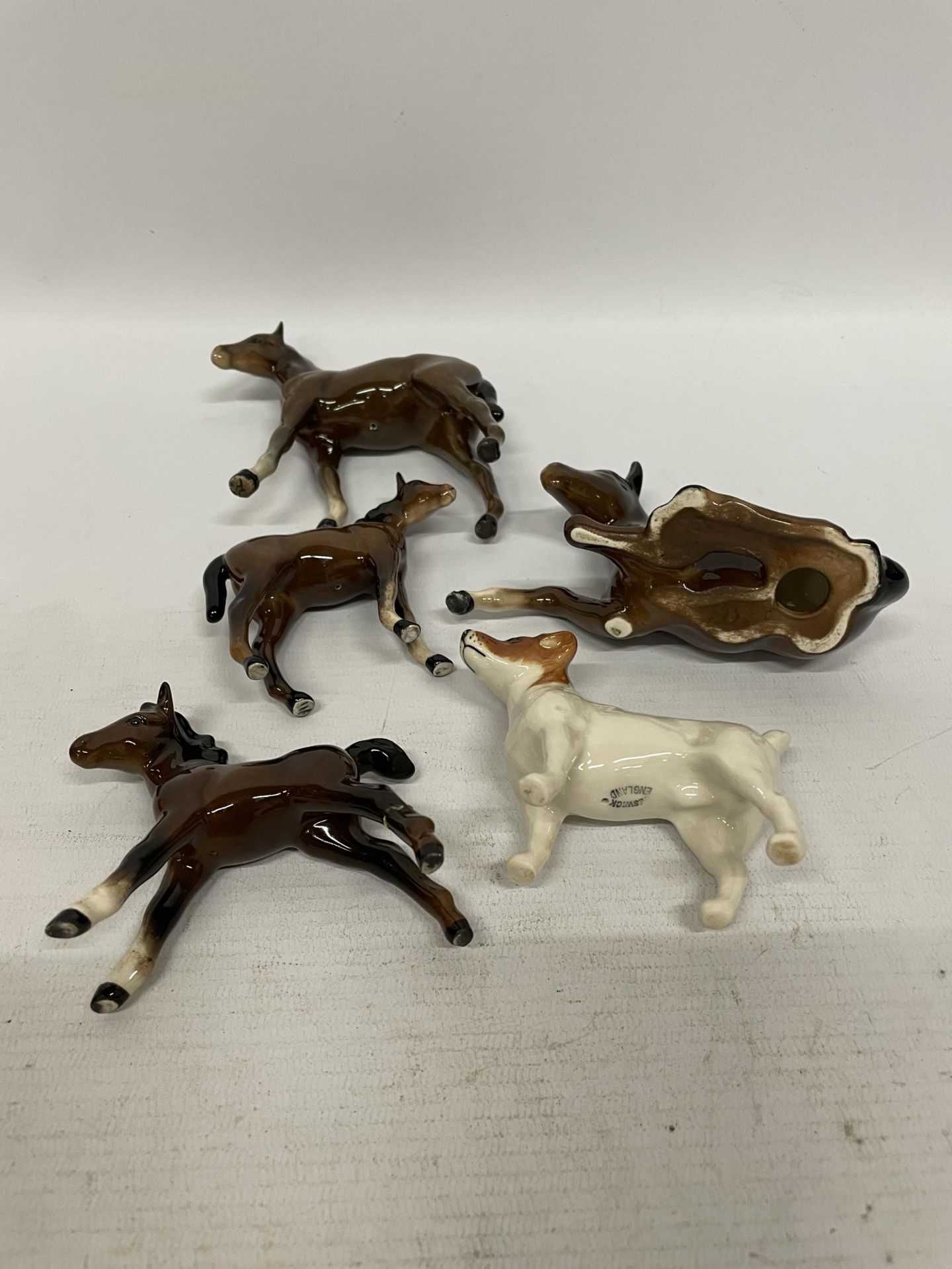 FIVE BESWICK GLOSS ANIMAL MODELS - FOUR PONIES AND A JACK RUSSELL DOG - Image 4 of 4