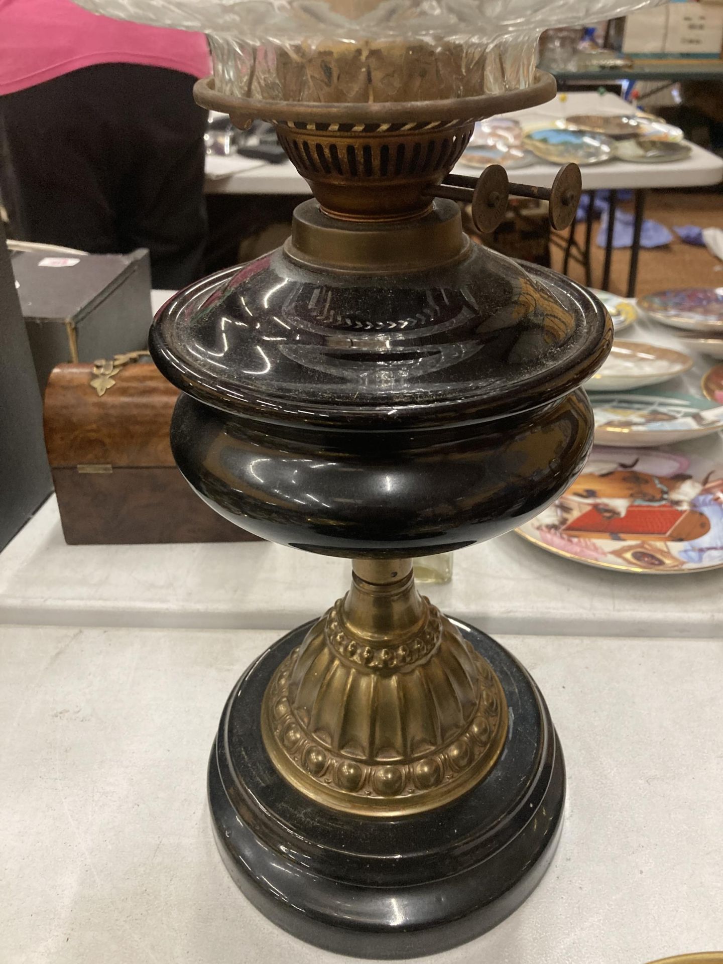 A VINTAGE BRASS AND GLASS OIL LAMP ON MARBLE BASE - Image 3 of 3