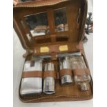 A VINTAGE GENTLEMENS TRAVELLING GROOMING SET