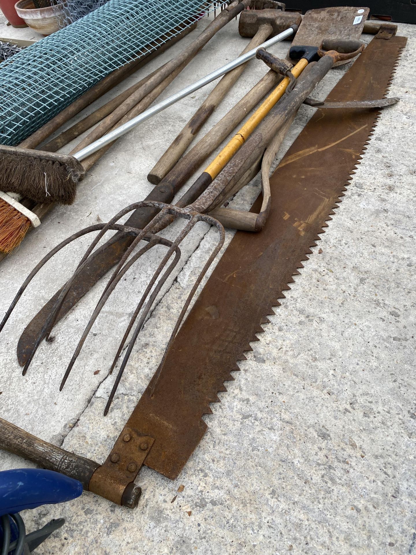 AN ASSORTMENT OF VINTAGE GARDEN TOOLS TO INCLUDE FORKS AND BRUSHES ETC - Bild 4 aus 4