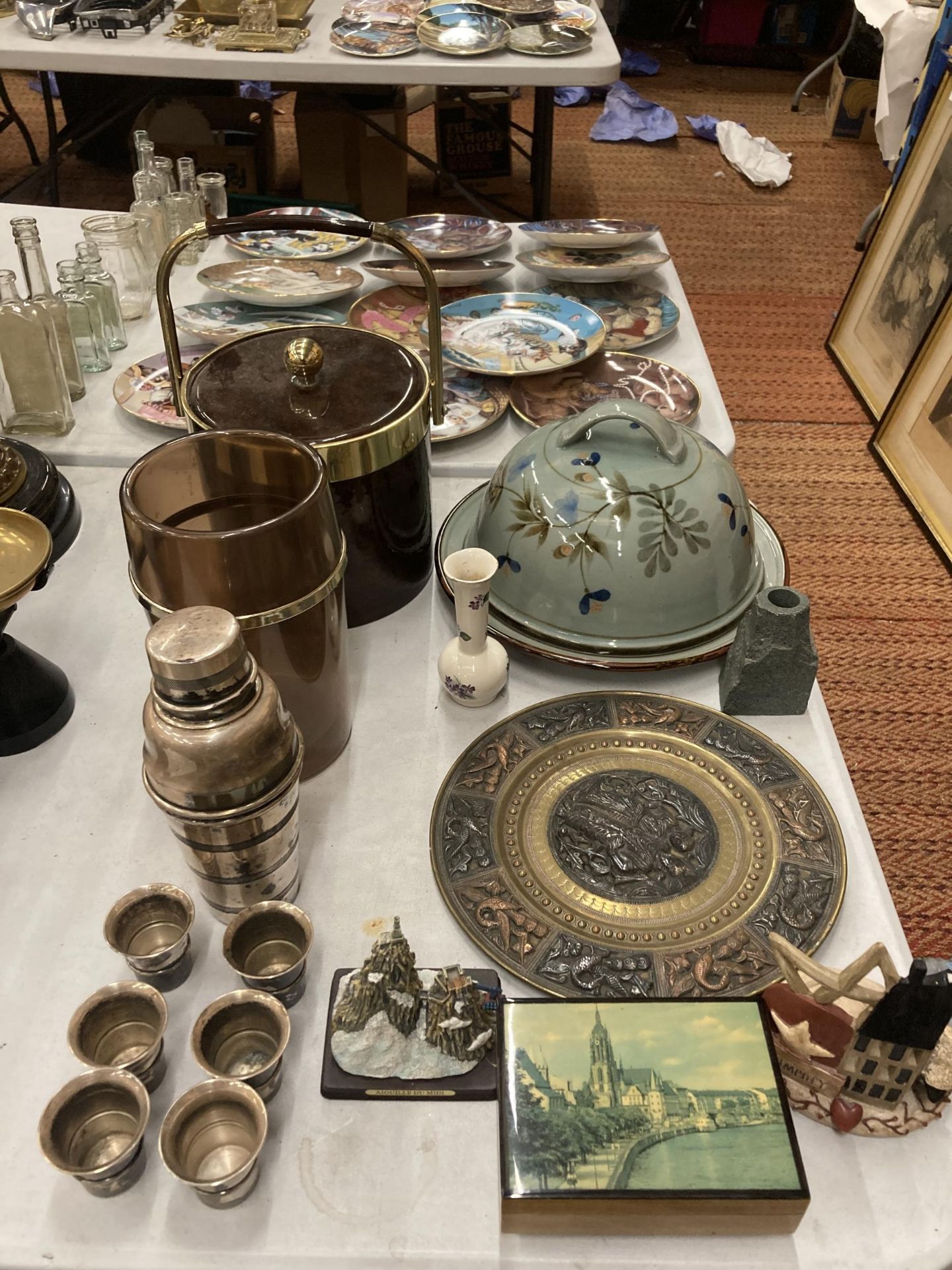 A MIXED LOT OF ITEMS - SILVER PLATED COCKTAIL SHAKER AND GLASSES, BRASS AND COPPER CHARGER ETC