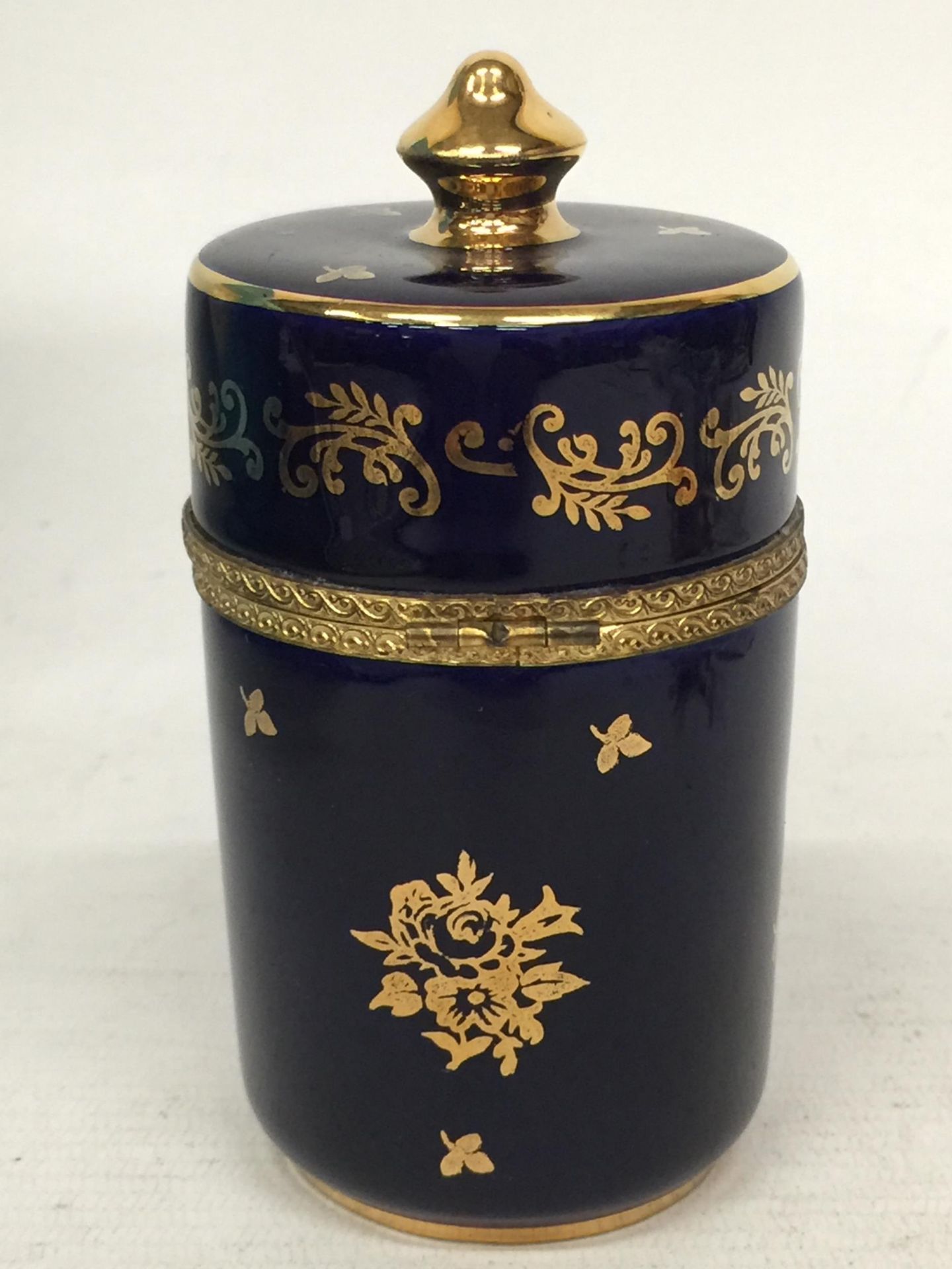 A LIMOGES CASTEL FRANCE 22K GOLD COBALT BLUE WITH GOLD SCROLL ACCENTS LOVERS PORCELAIN BOX WITH - Image 2 of 4