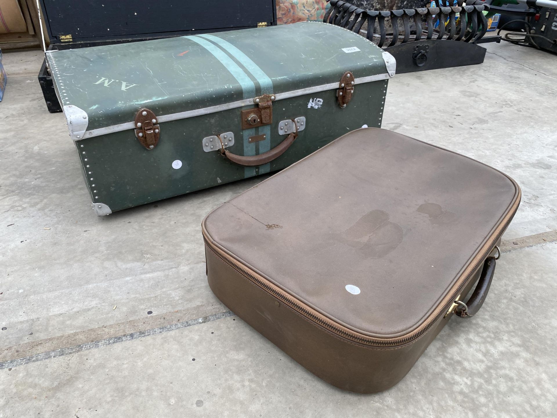 THREE VINTAGE TRAVEL CASES - Image 2 of 4