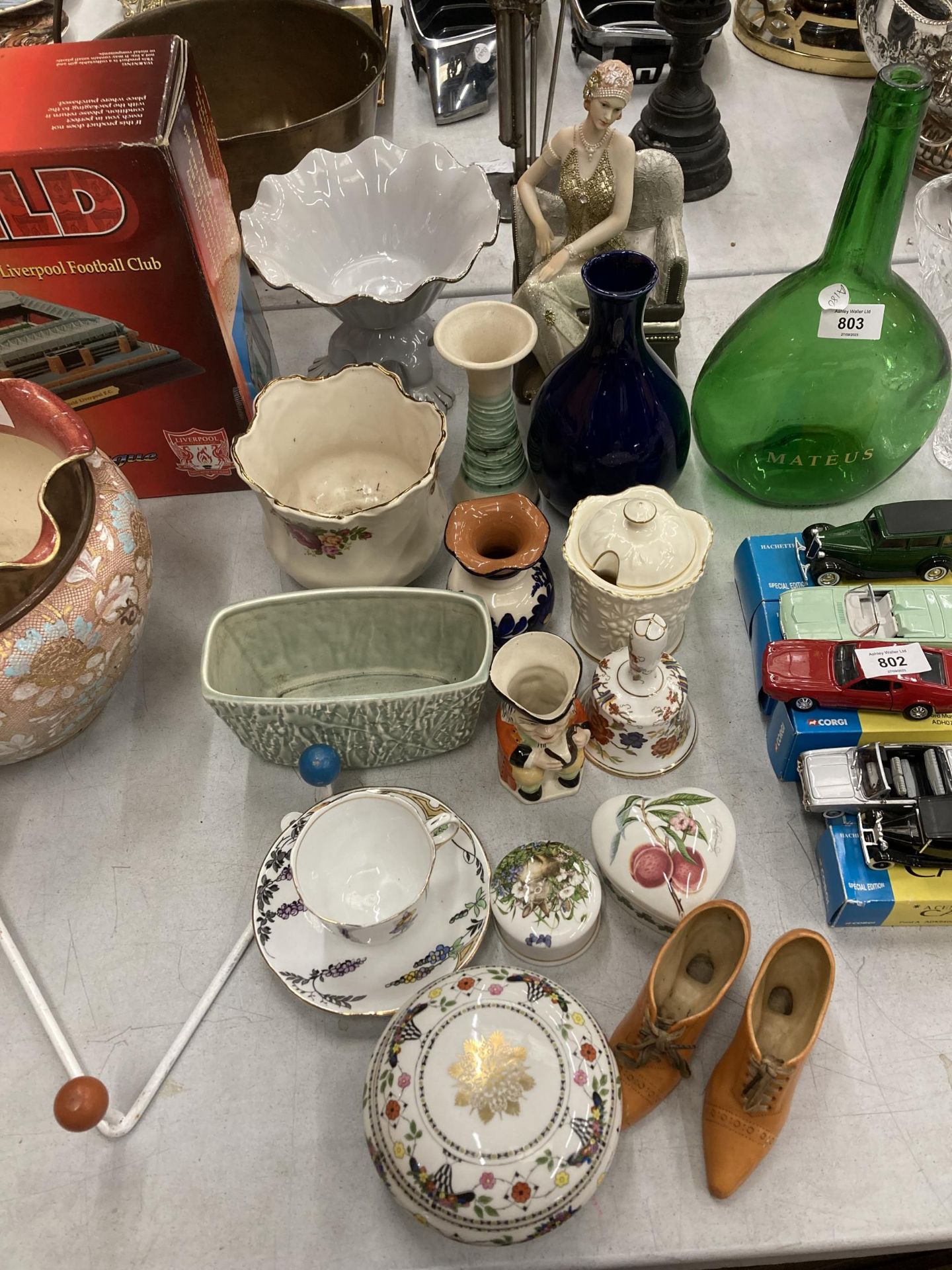 A MIXED LOT OF CERAMICS AND FURTHER ITEMS, ART DECO STYLE FIGURE ETC