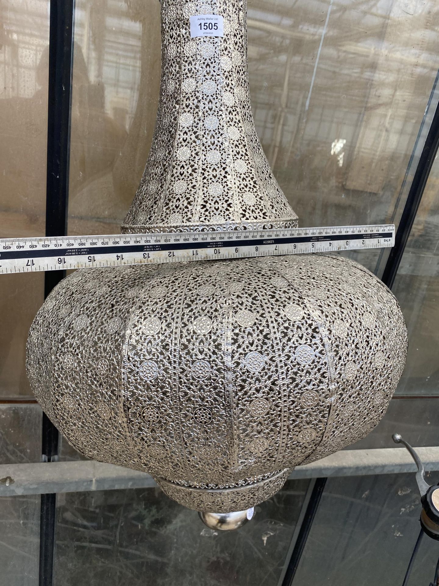 A DECORATIVE METAL MIDDLE EASTERN STYLE LIGHT FITTING - Image 5 of 5