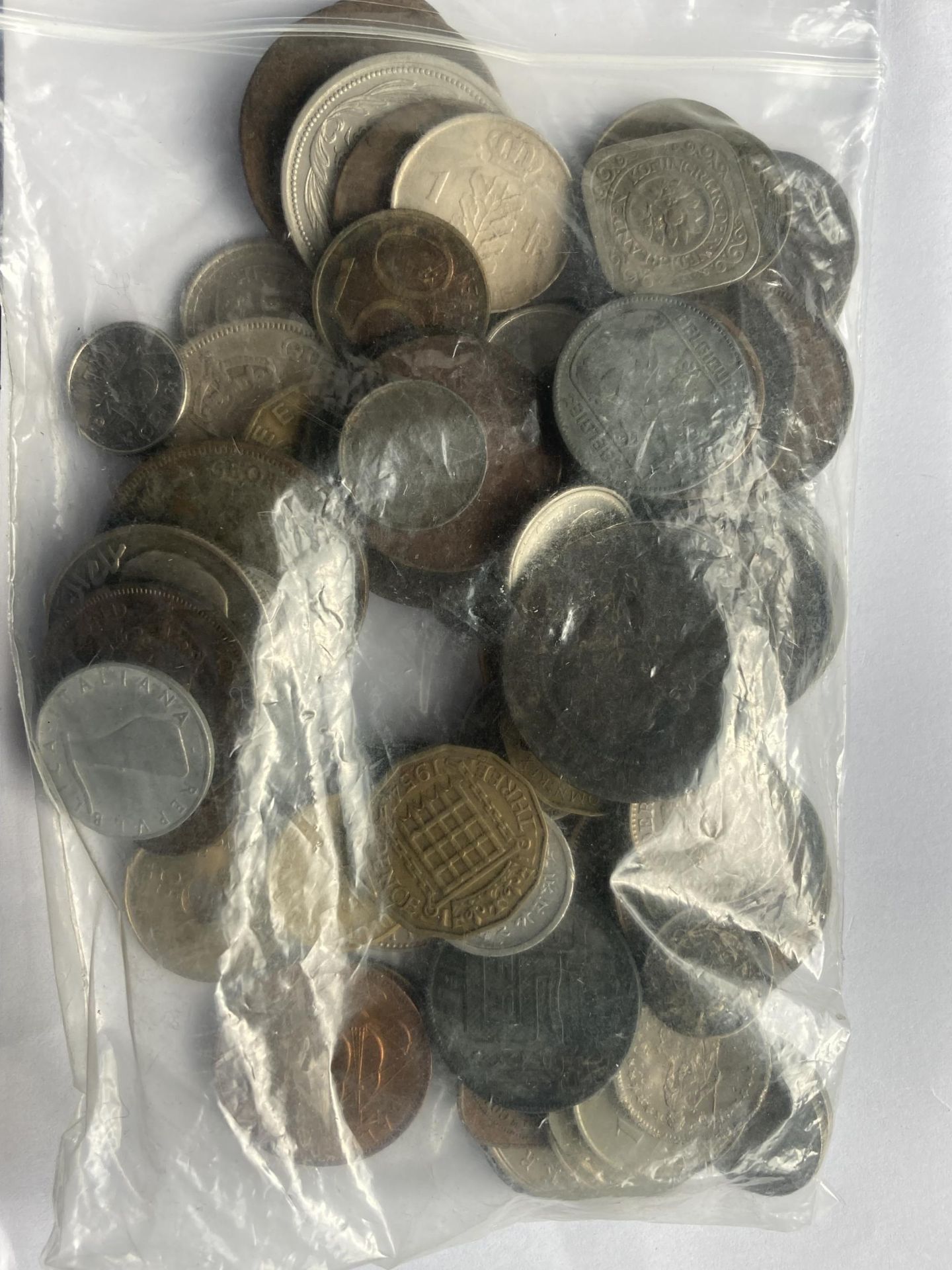 A SELECTION OF NINE CHINESE BANKNOTES AND A COLLECTION OF LOOSE COINS - Image 4 of 5