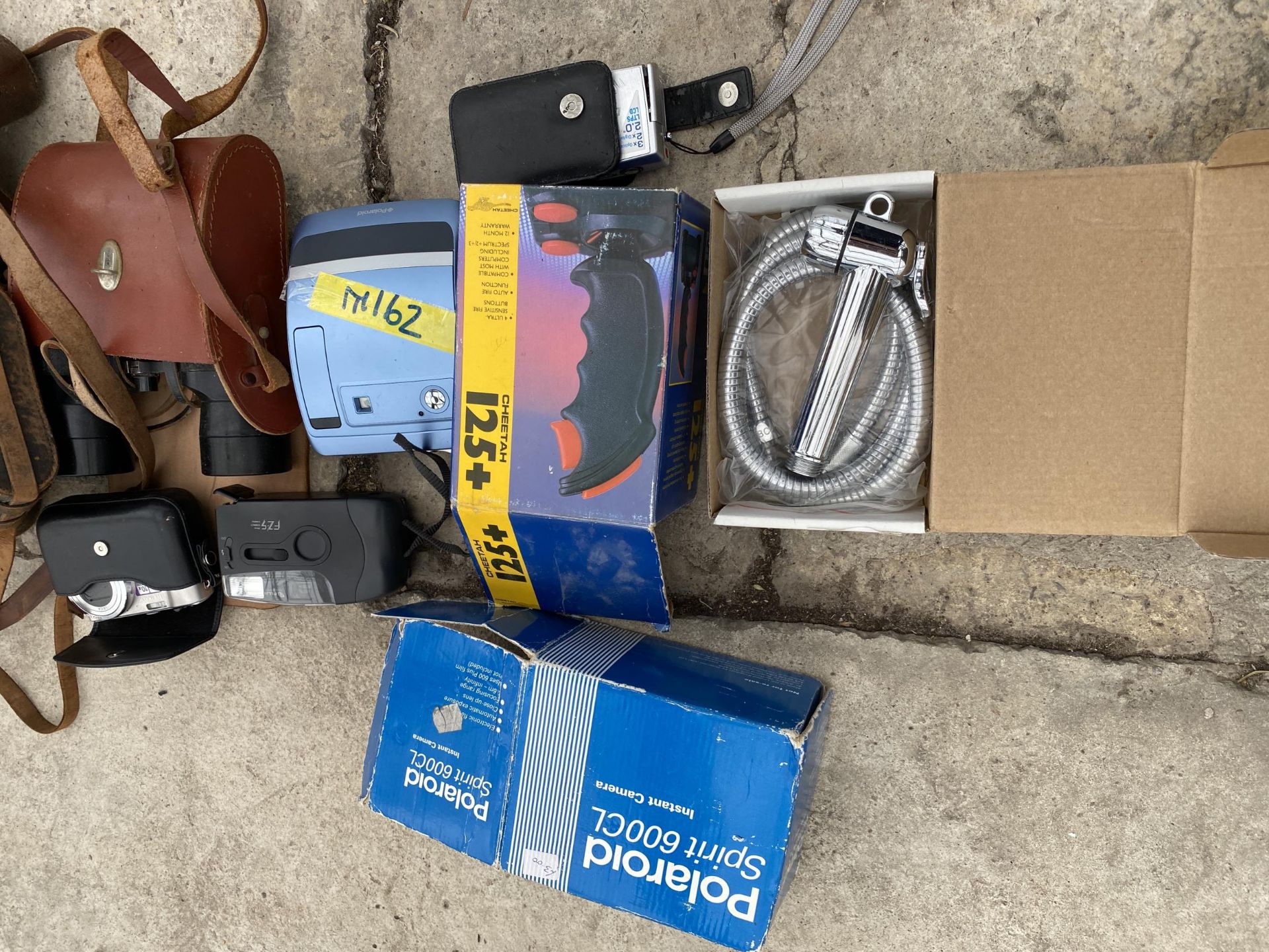 AN ASSORTMENT OF ITEMS TO INCLUDE BINOCULARS AND A POLAROID CAMERA ETC - Image 3 of 3