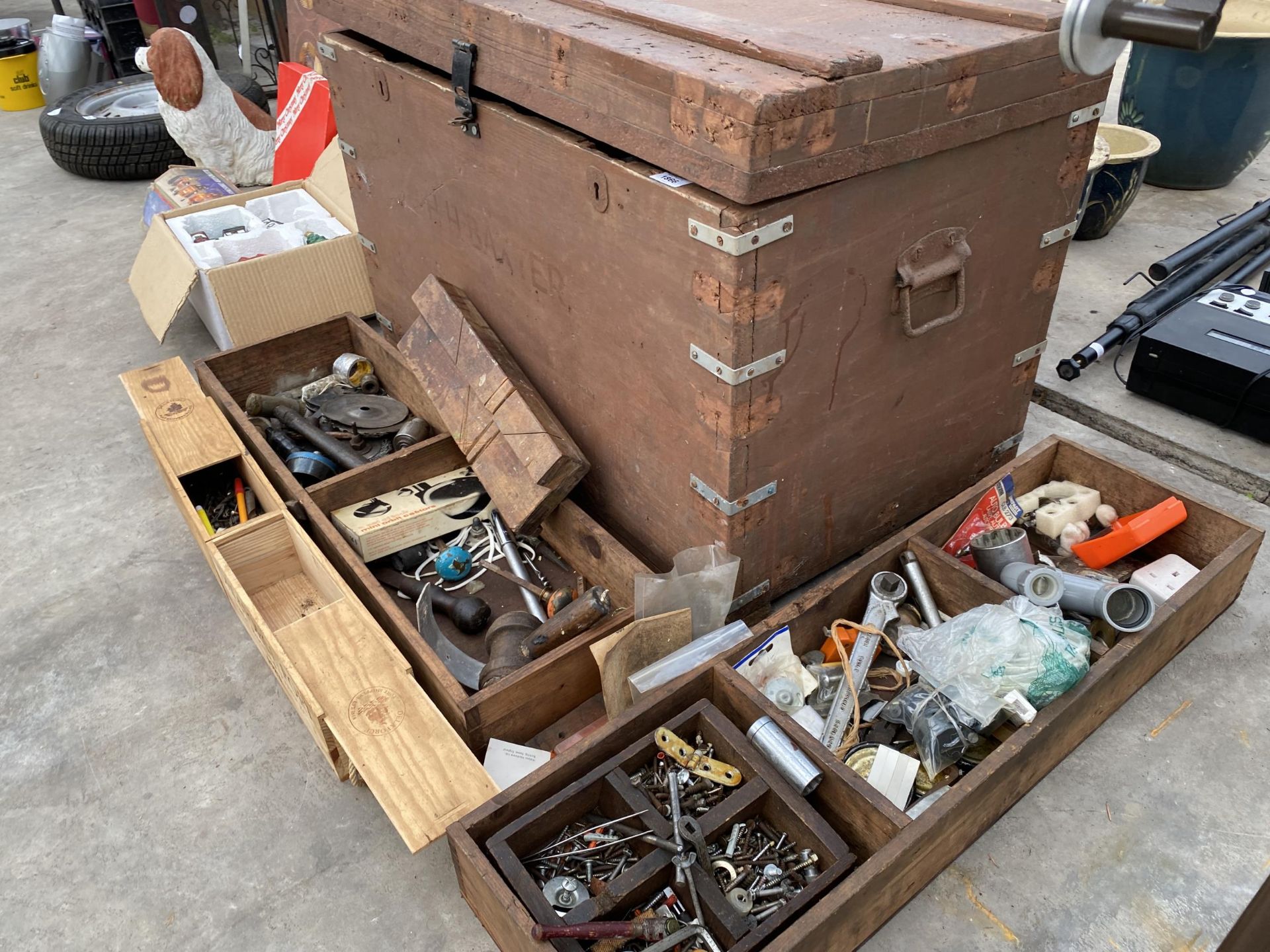 A LARGE VINTAGE ENGINEERS CHEST CONTAINING A LARGE ASSORTMENT OF TOOLS - Image 9 of 9
