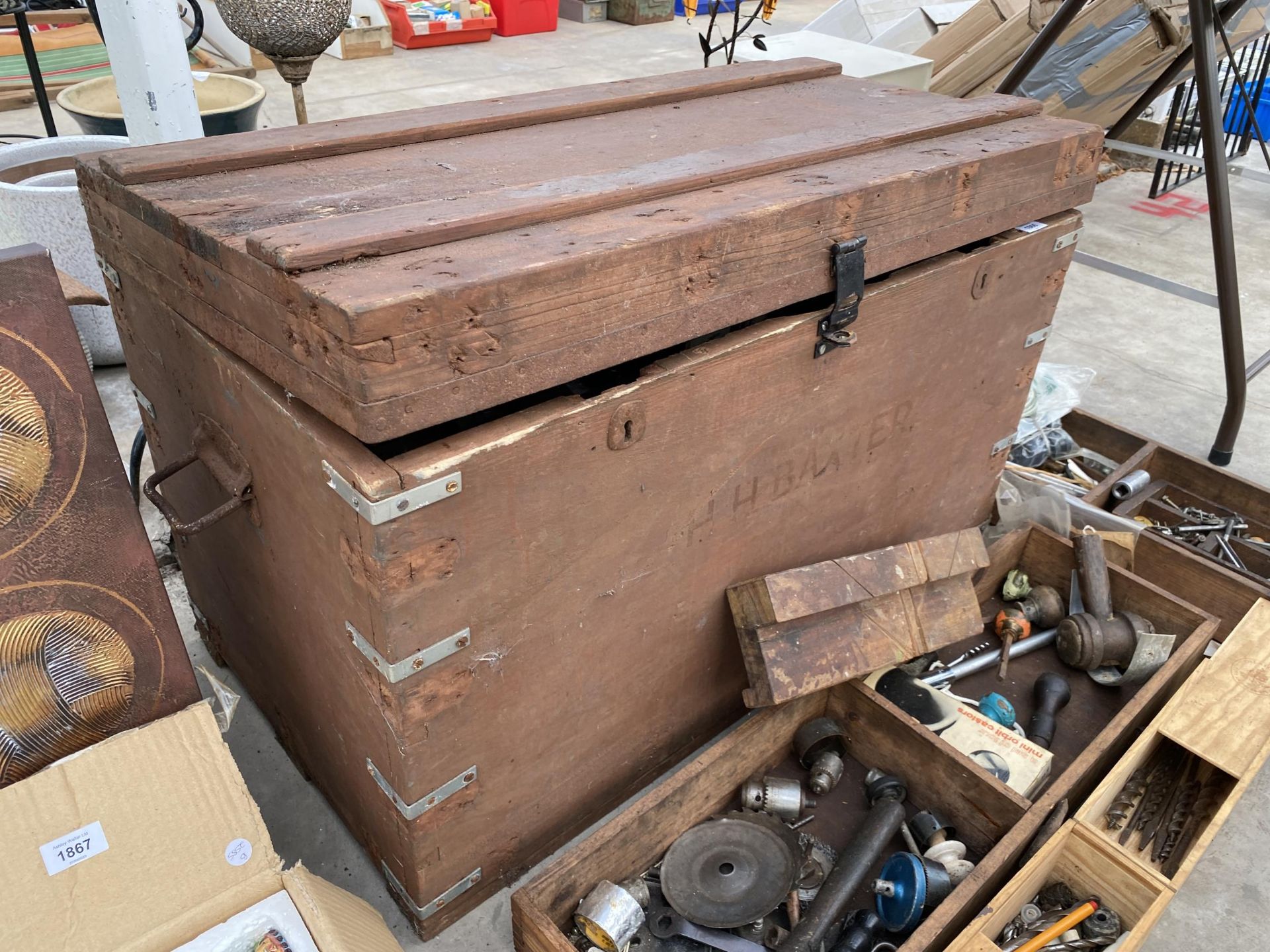 A LARGE VINTAGE ENGINEERS CHEST CONTAINING A LARGE ASSORTMENT OF TOOLS - Image 8 of 9
