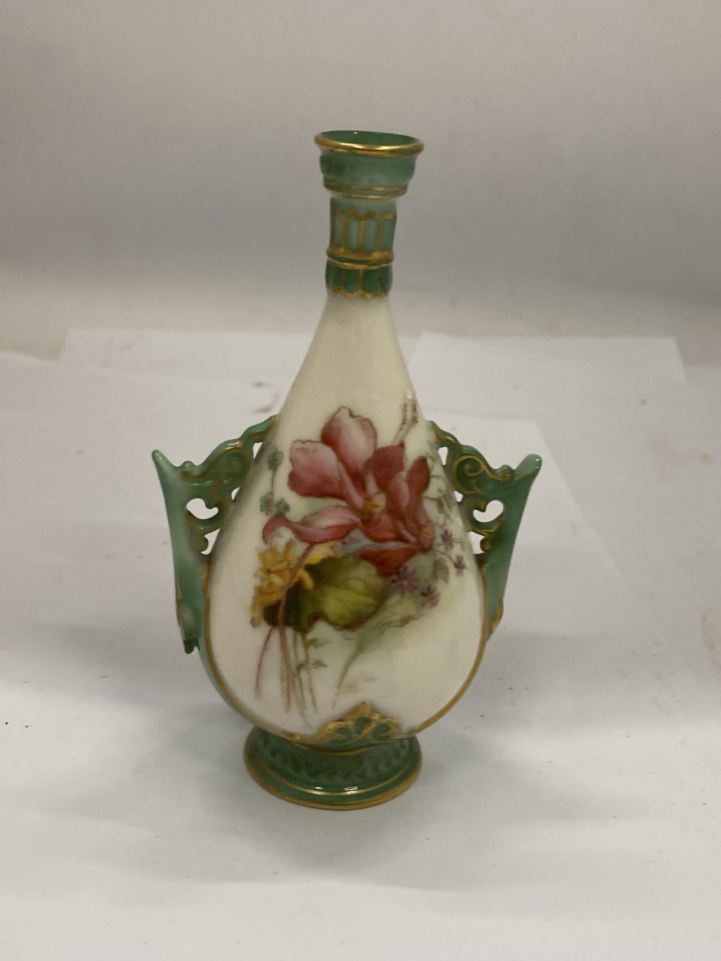 AN ANTIQUE ROYAL WORCESTER HAND PAINTED VASE WITH FLORAL DESIGN