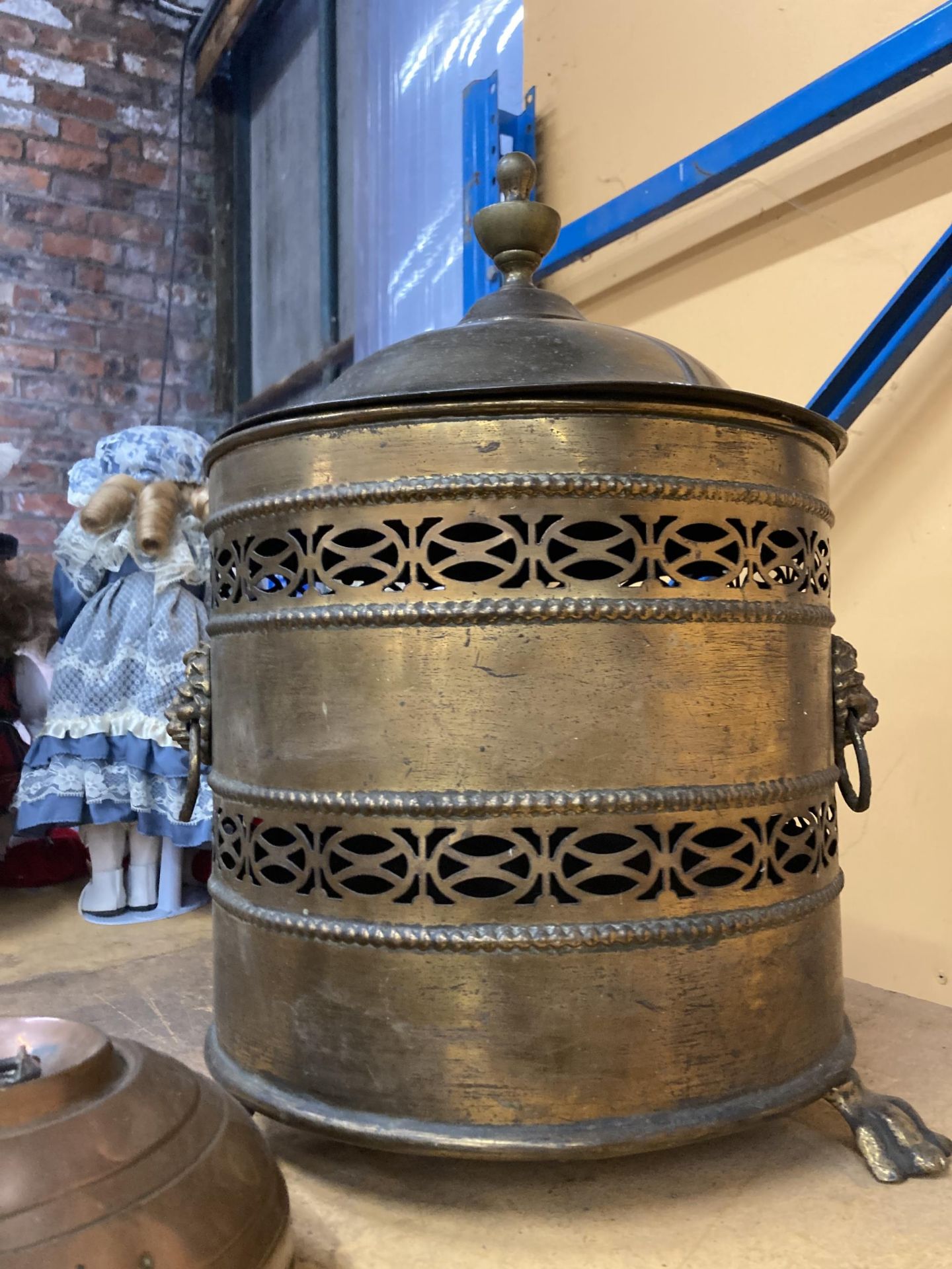 A LARGE BRASS LIDDED COAL BUCKET WITH LIONS HEAD HANDLES PLUS A COPPER FOOT WARMER - Image 3 of 3