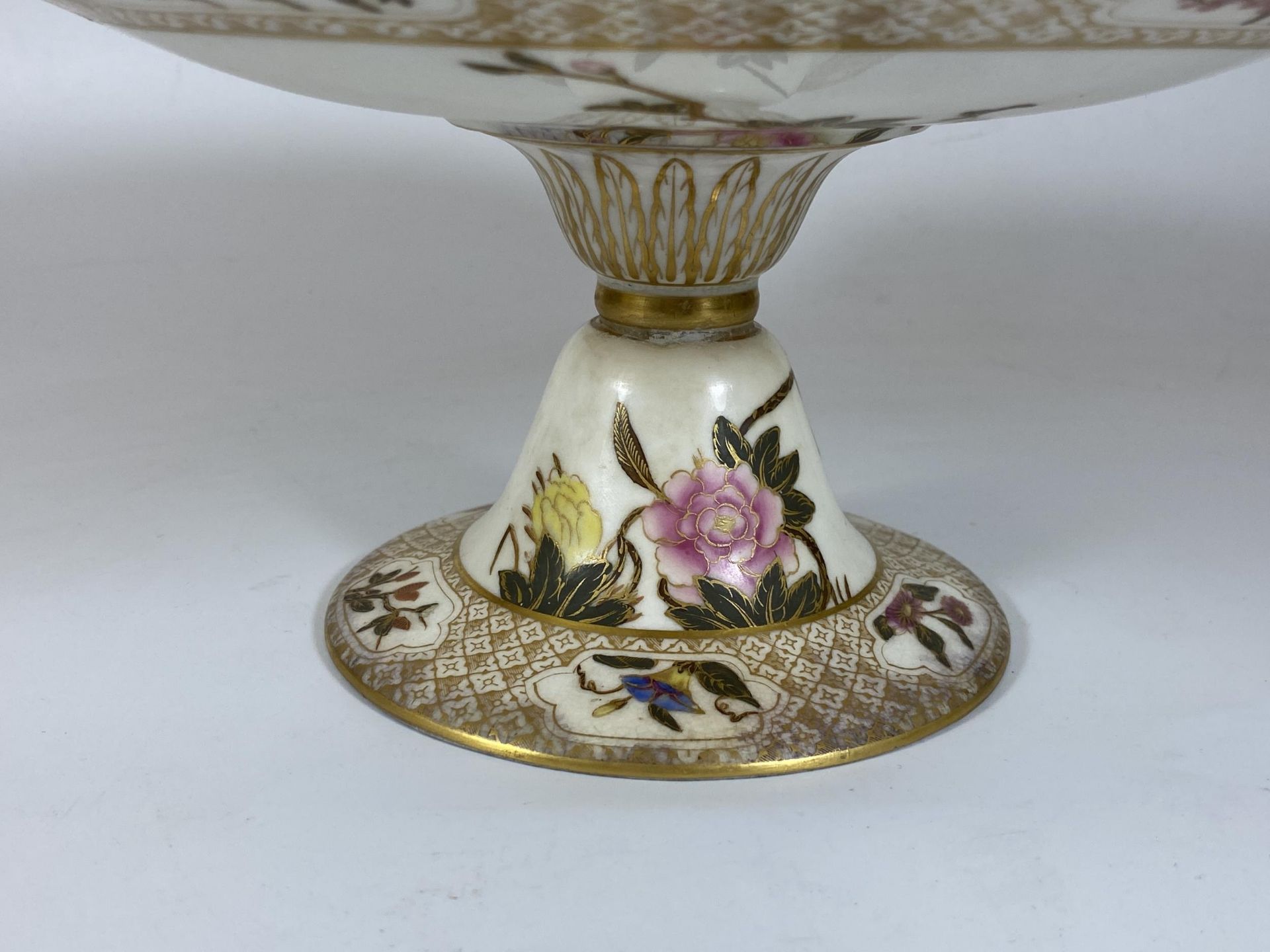 A LARGE ROYAL WORCESTER PEDESTAL DISH, DIAMETER 25CM, (A/F) - Bild 3 aus 7