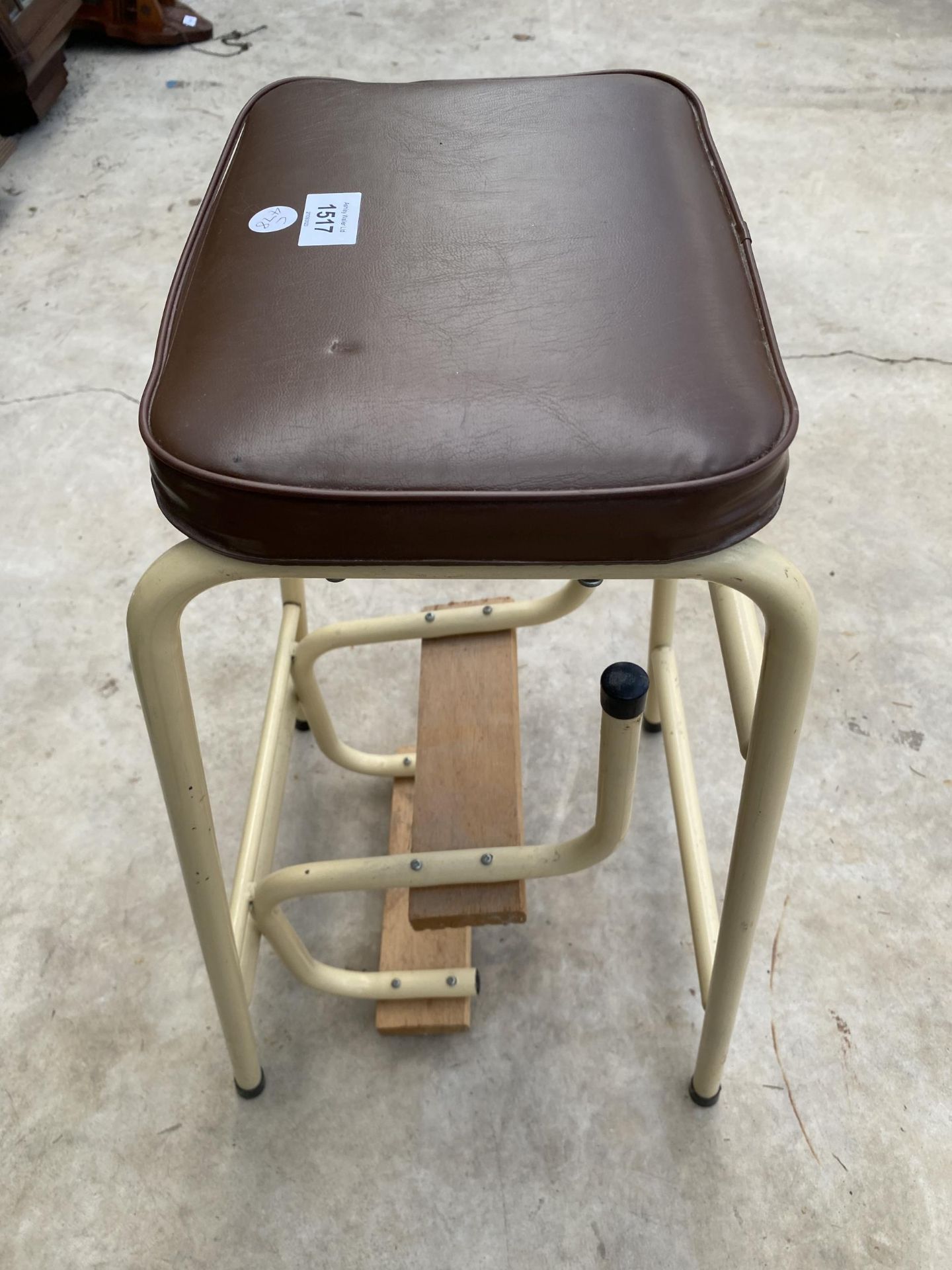 A RETRO MID CENTURY CREAM AND BROWN KITCHEN STEP STOOL - Image 4 of 4