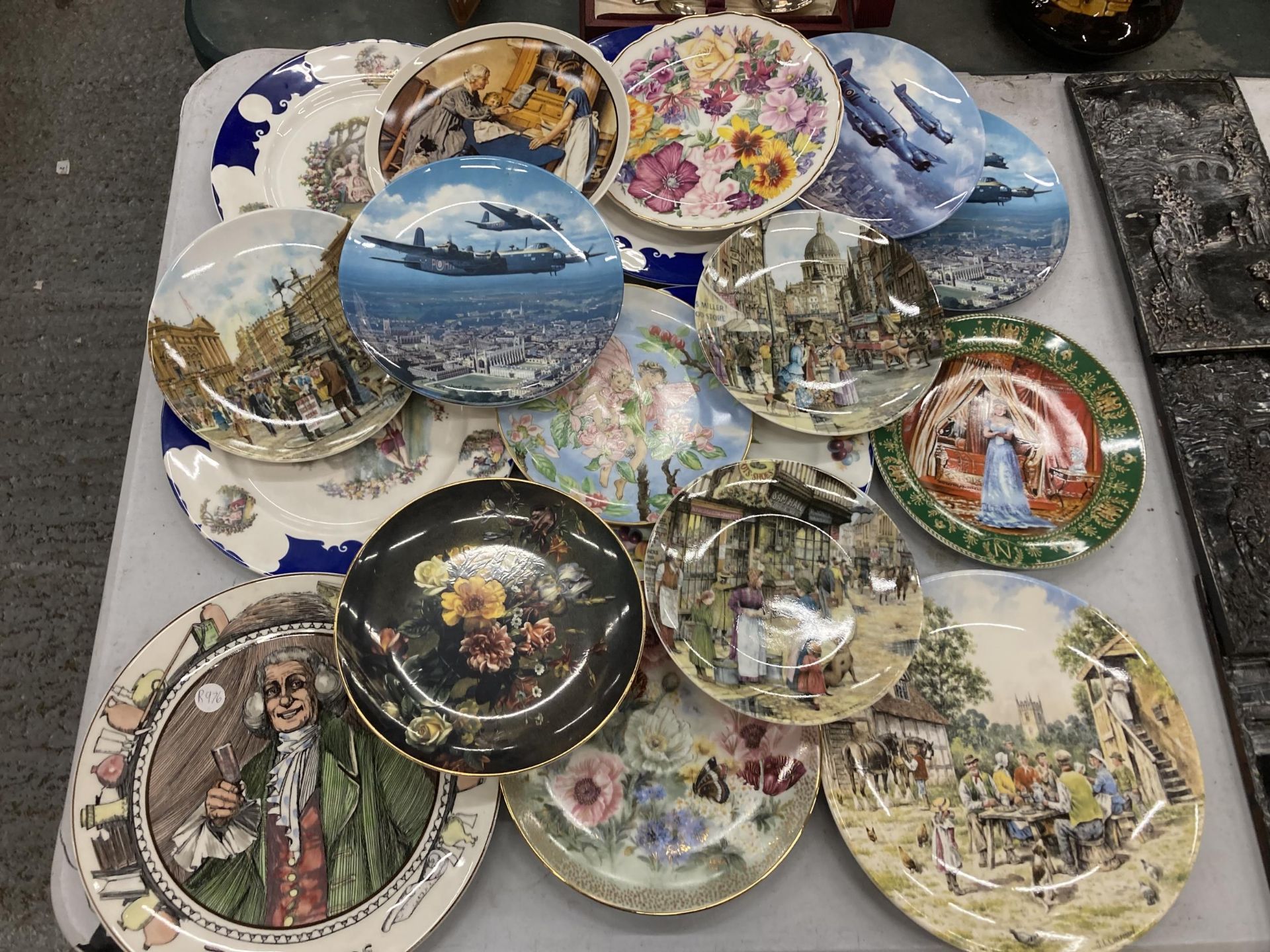 A GROUP OF COLLECTABLE CABINET PLATES