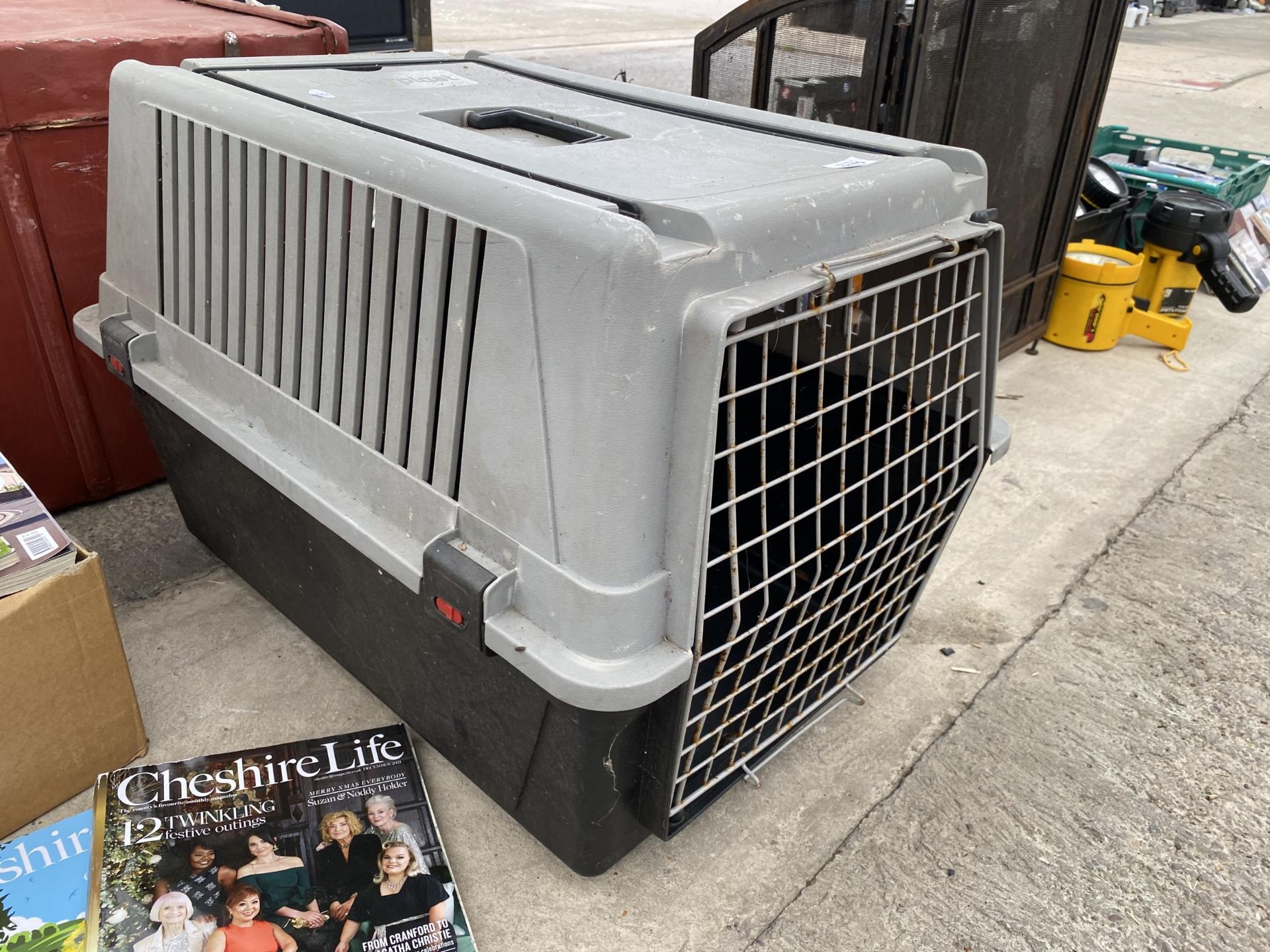 A PET CARRYING CRATE - Image 2 of 2