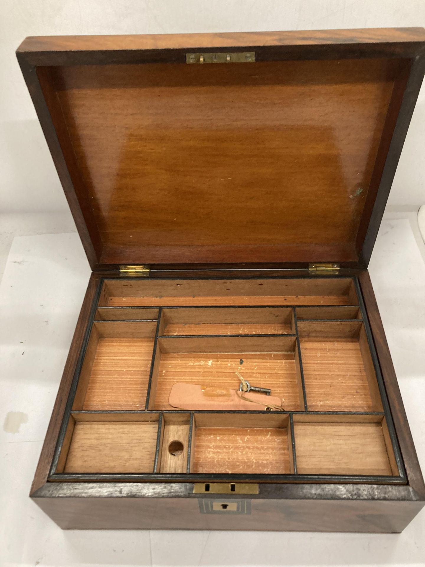 A VINTAGE WALNUT JEWLLERY BOX WITH INNER LIFT OUT SECTION AND KEY - Image 3 of 5