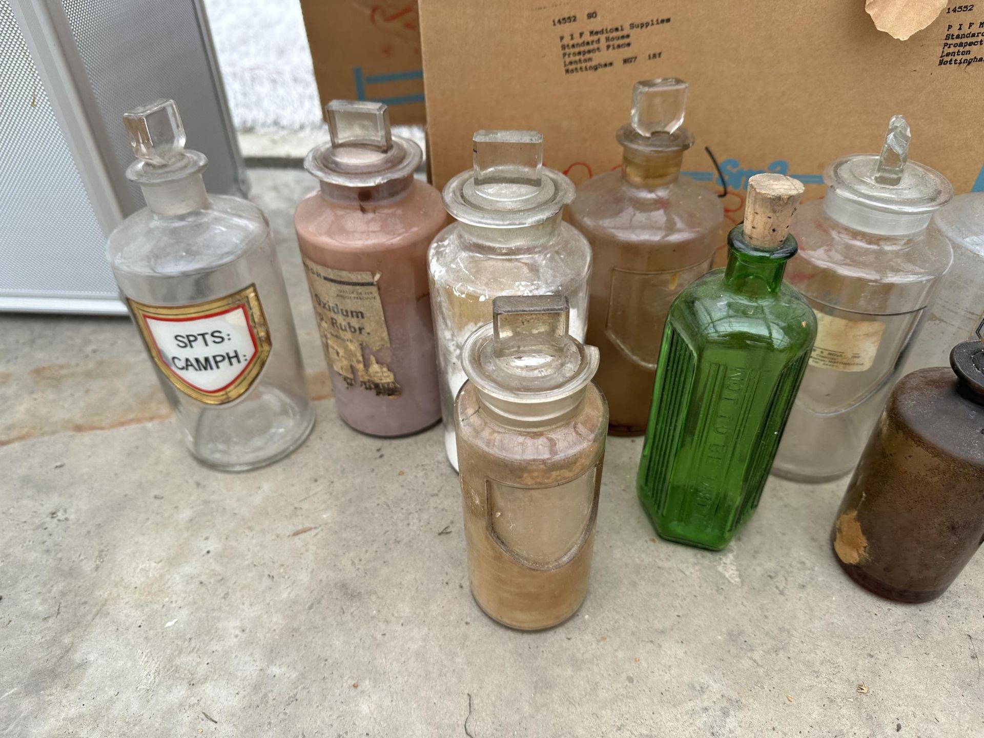 A LARGE QUANTITY OF VINTAGE APOTHECARY AND MEDICINE BOTTLES TO INCLUDE SOME BEARING NAMES - Image 2 of 5