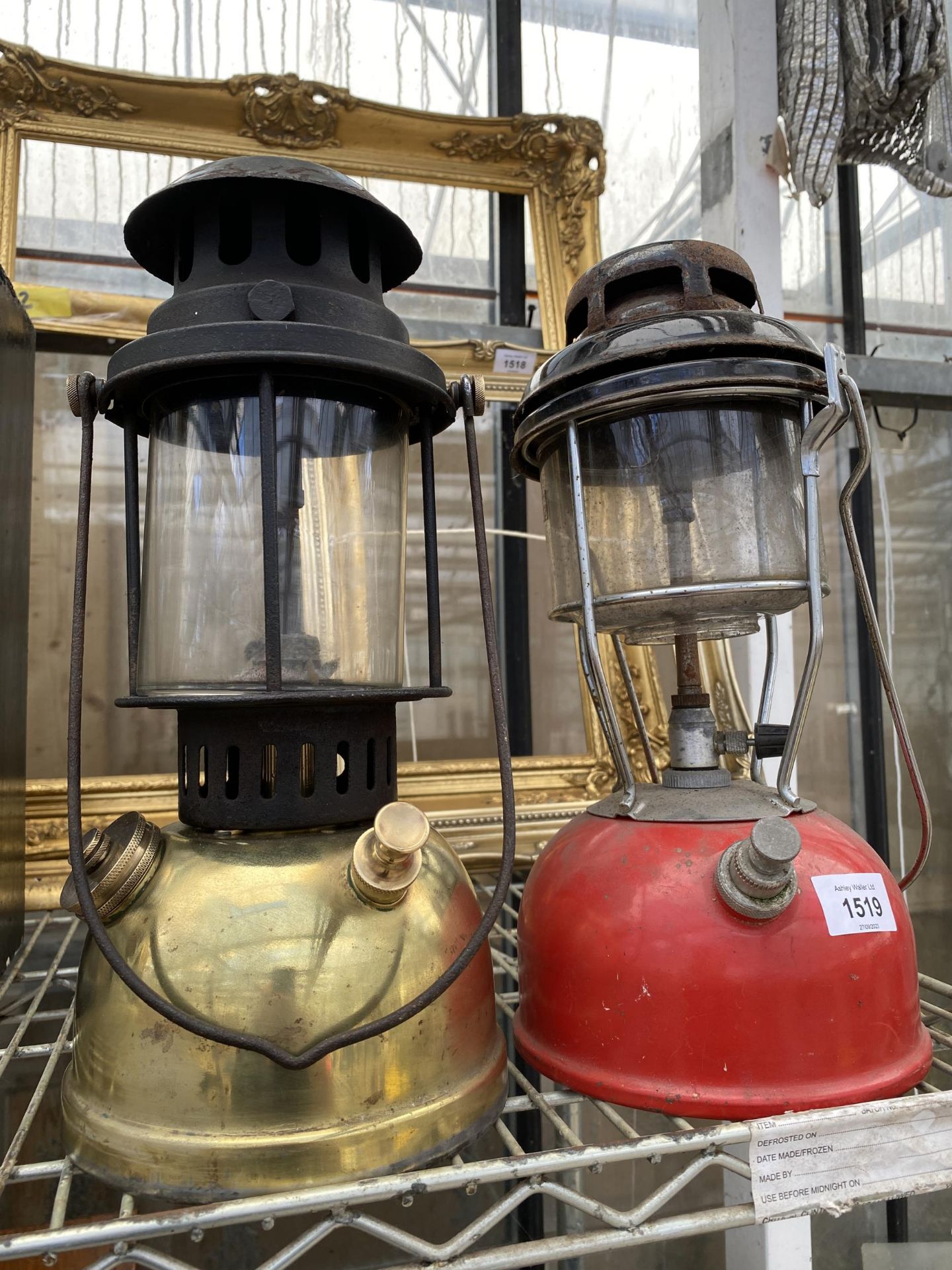 A PAIR OF VINTAGE PARAFIN LAMPS TO INCLUDE A TILLEY AND A BIALADDIN