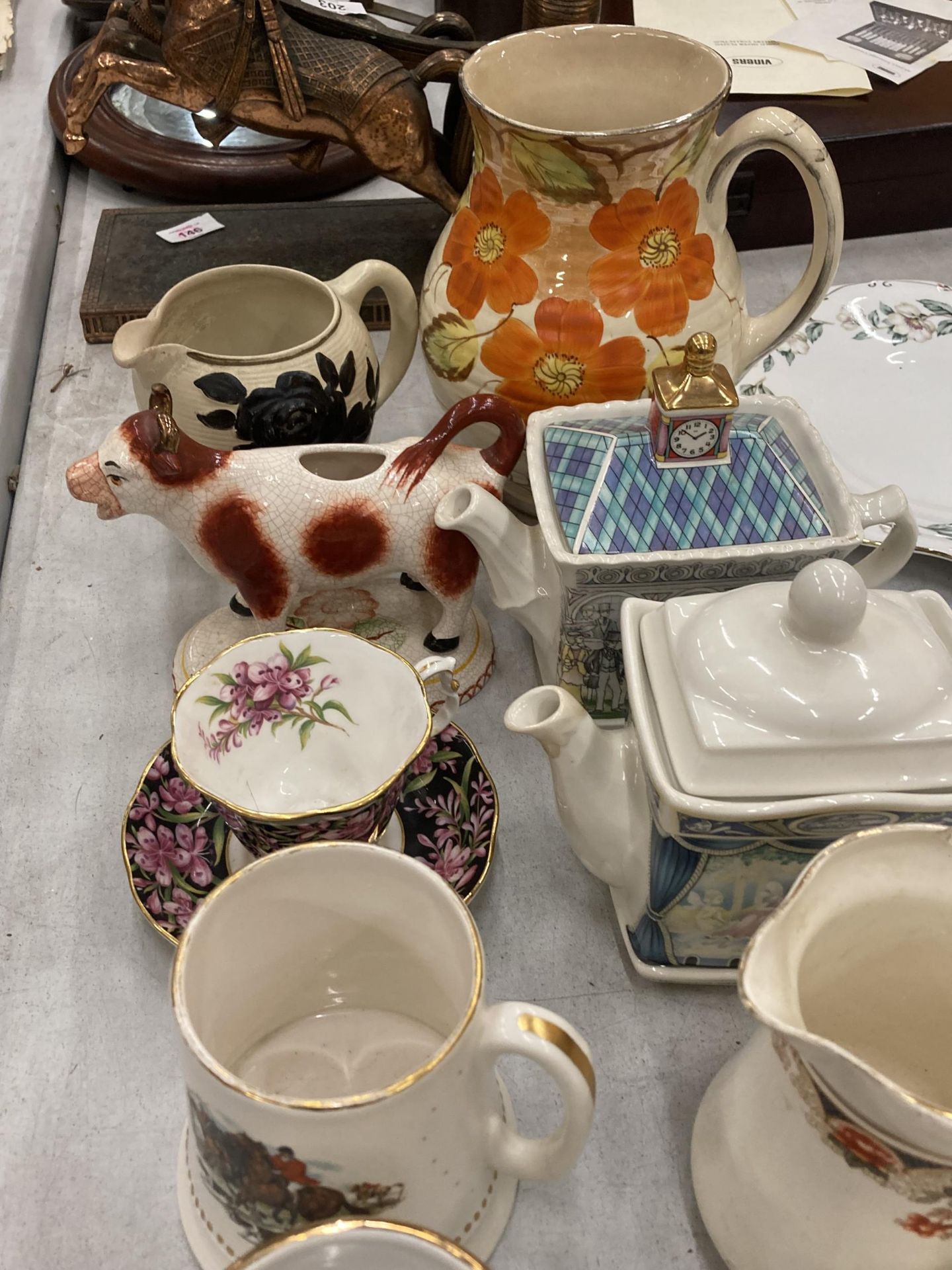 A MIXED GROUP OF CERAMICS TO INCLUDE VINTAGE COW CREAMER, CUPS, SAUCERS, NOVELTY TEAPOTS ETC - Image 3 of 3