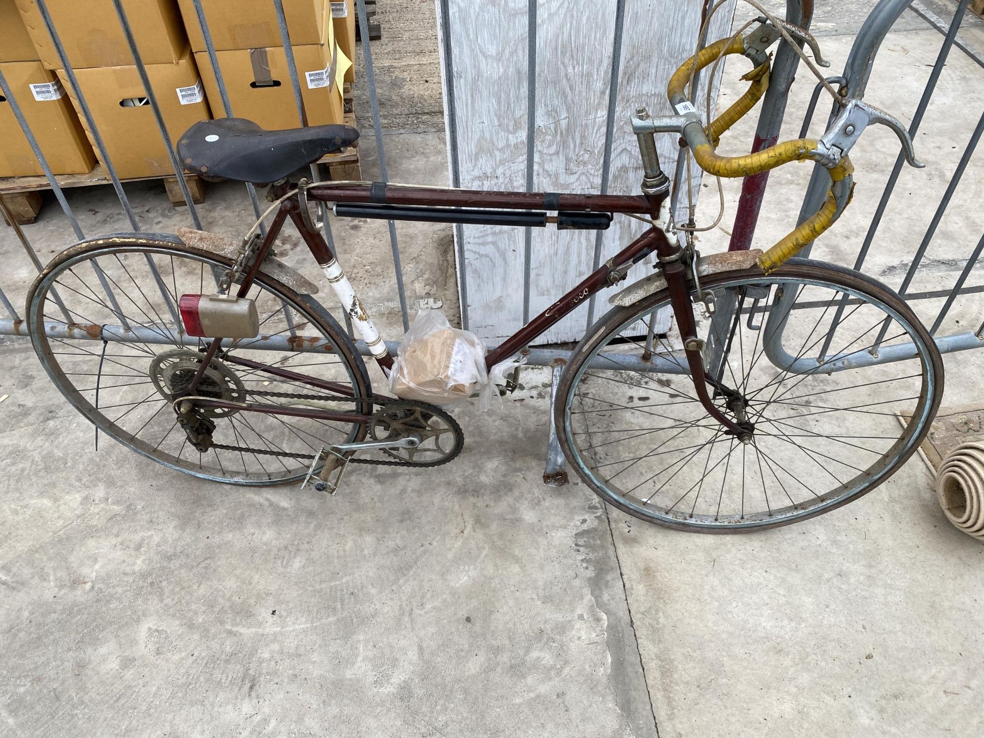 A VINTAGE SIROCCO GENTS BIKE WITH 5 SPEED GEAR SYSTEM