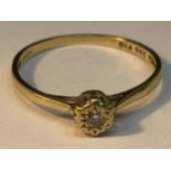 AN 18 CARAT GOLD DIAMOND SOLITAIRE RING SIZE Q