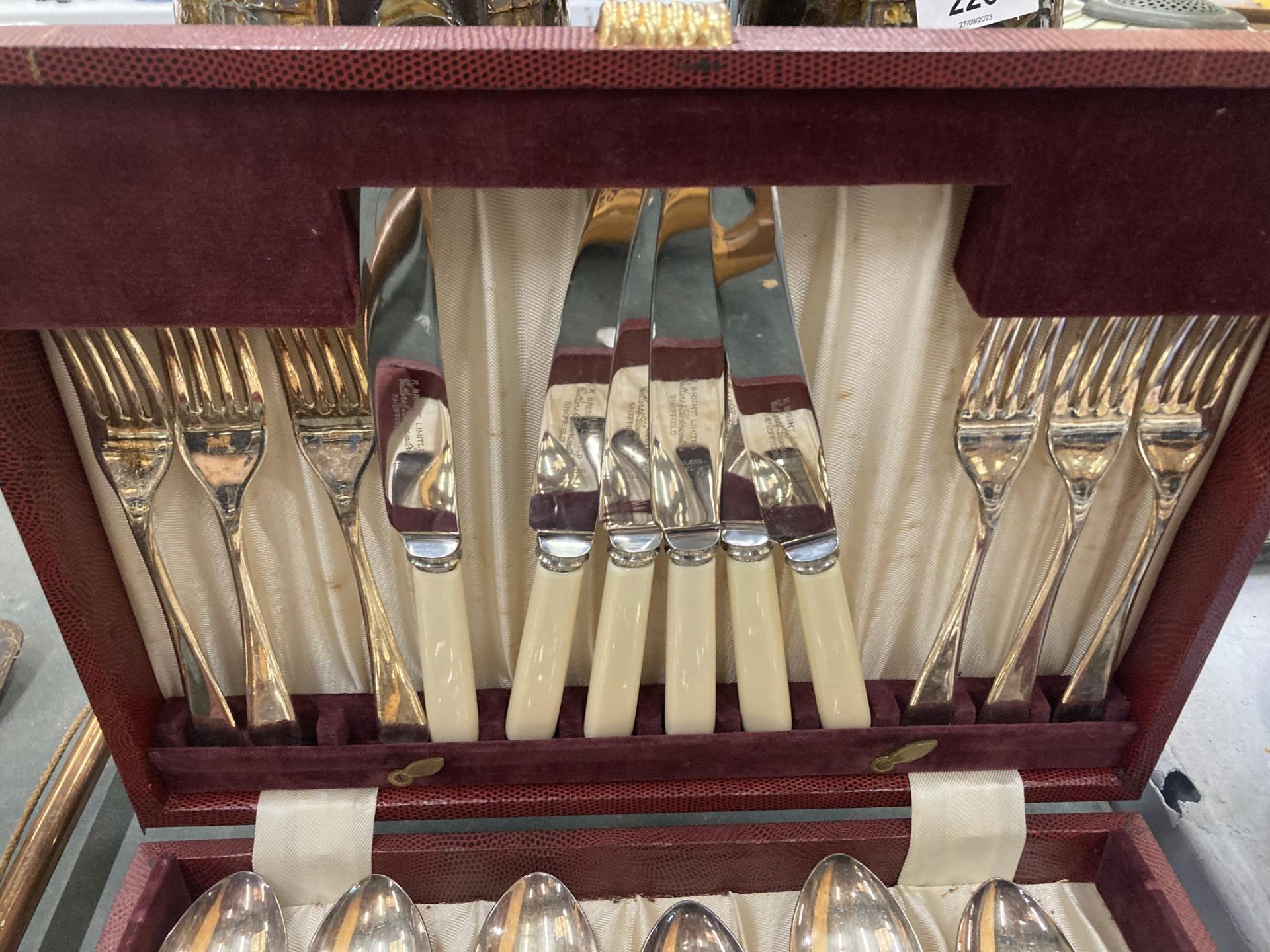 A CASED CANTEEN OF SILVER PLATED CUTLERY - Image 3 of 4