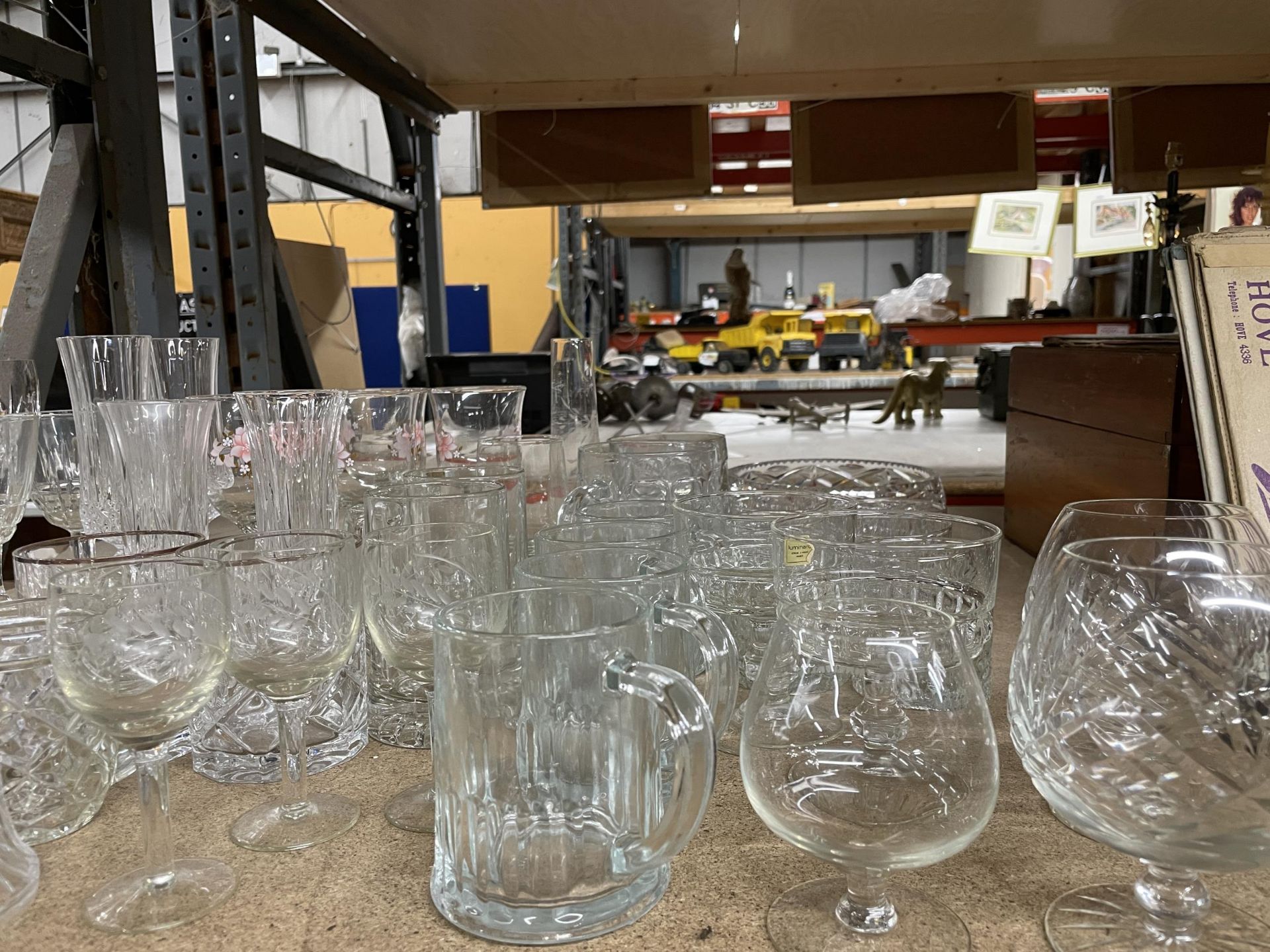 A LARGE QUANTITY OF GLASSES TO INCLUDE CHAMPAGNE FLUTES, BRANDY BALLOONS, WINE, SHERRY, TANKARDS, - Image 2 of 6